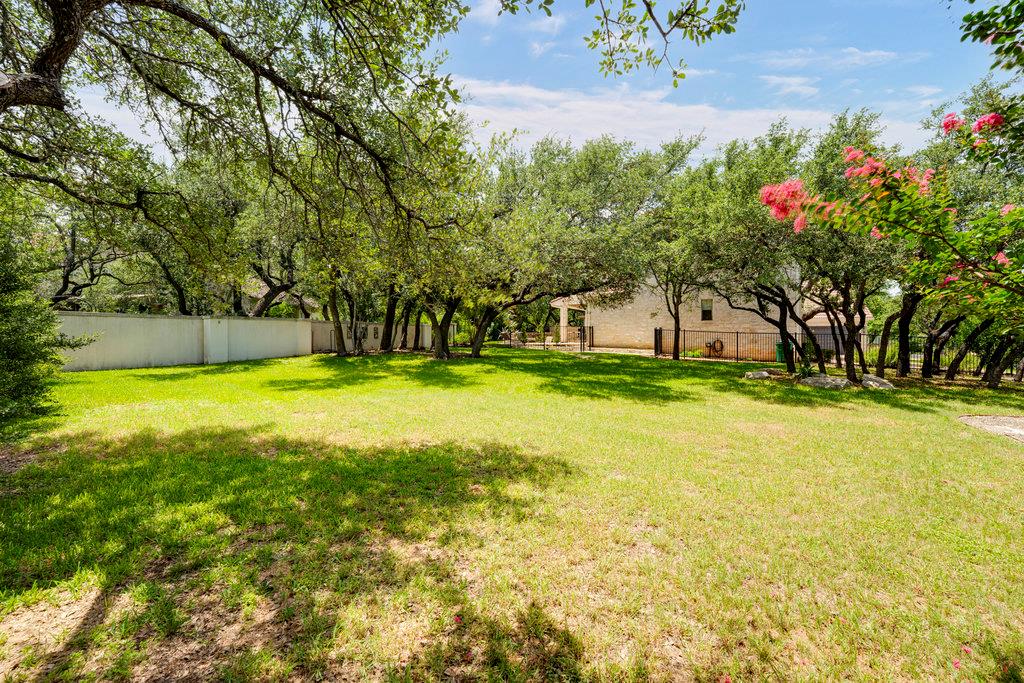 9 Wingreen LOOP, The Hills, TX 78738 photo 4