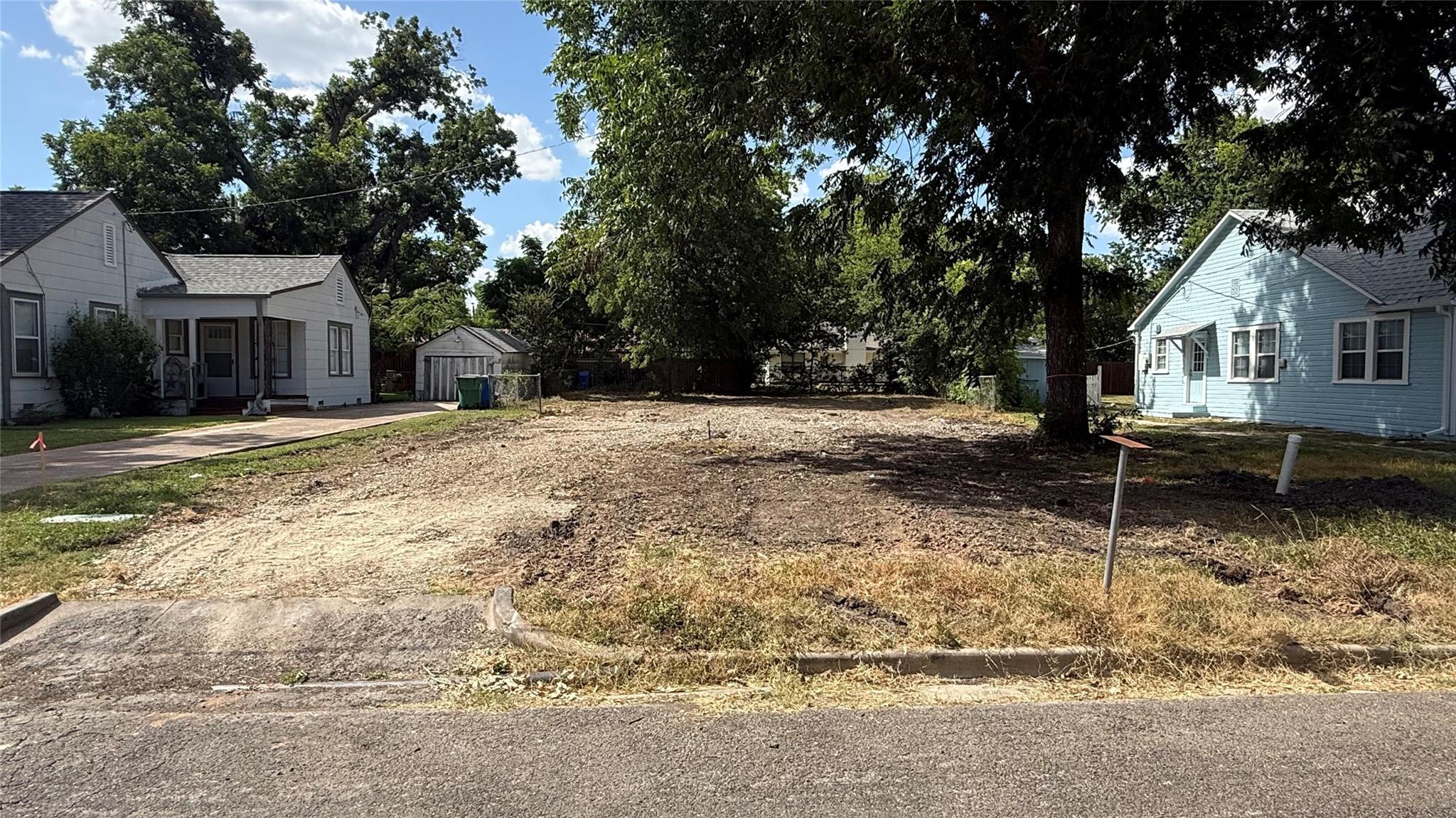 1312 Wallace ST, Taylor, TX 76574 photo 2