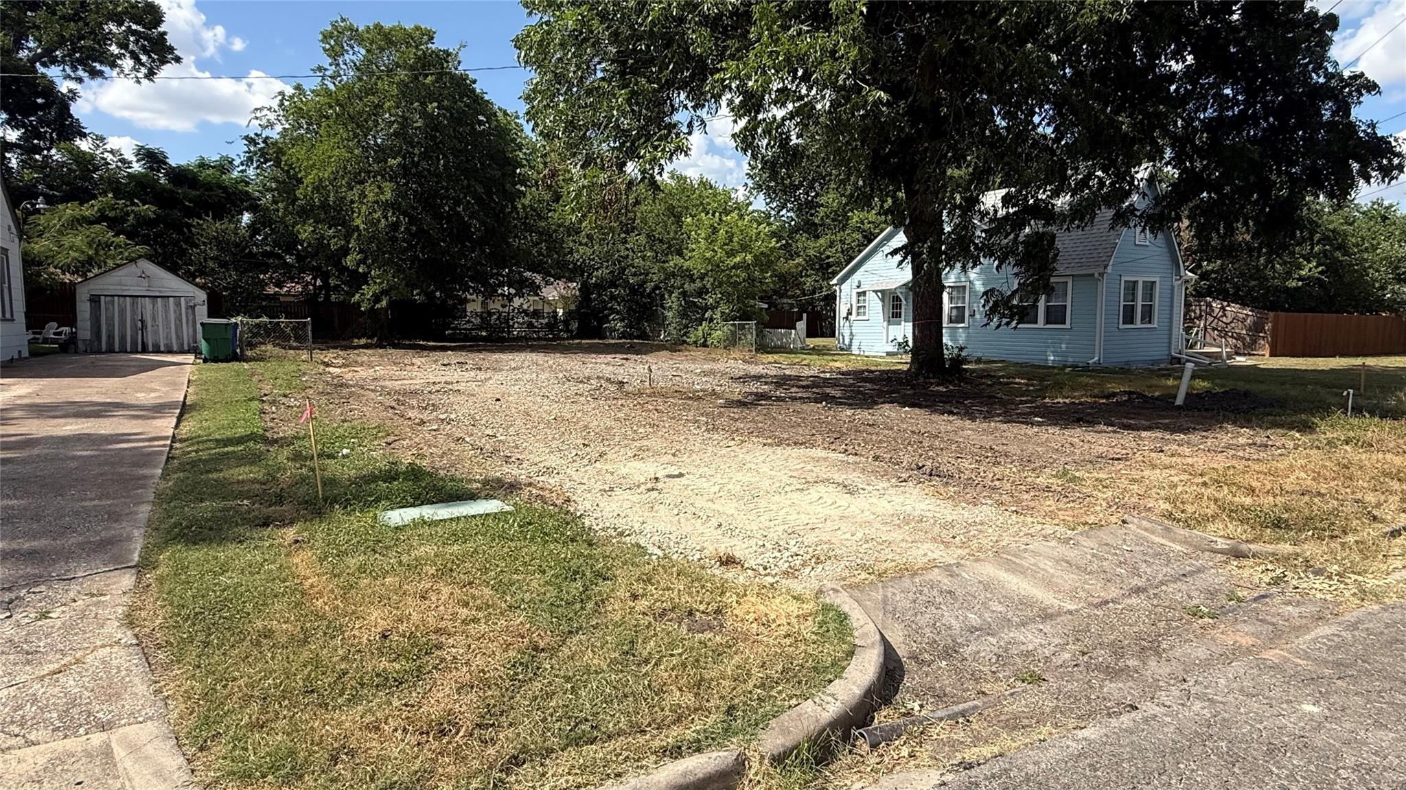 1312 Wallace ST, Taylor, TX 76574 photo 3