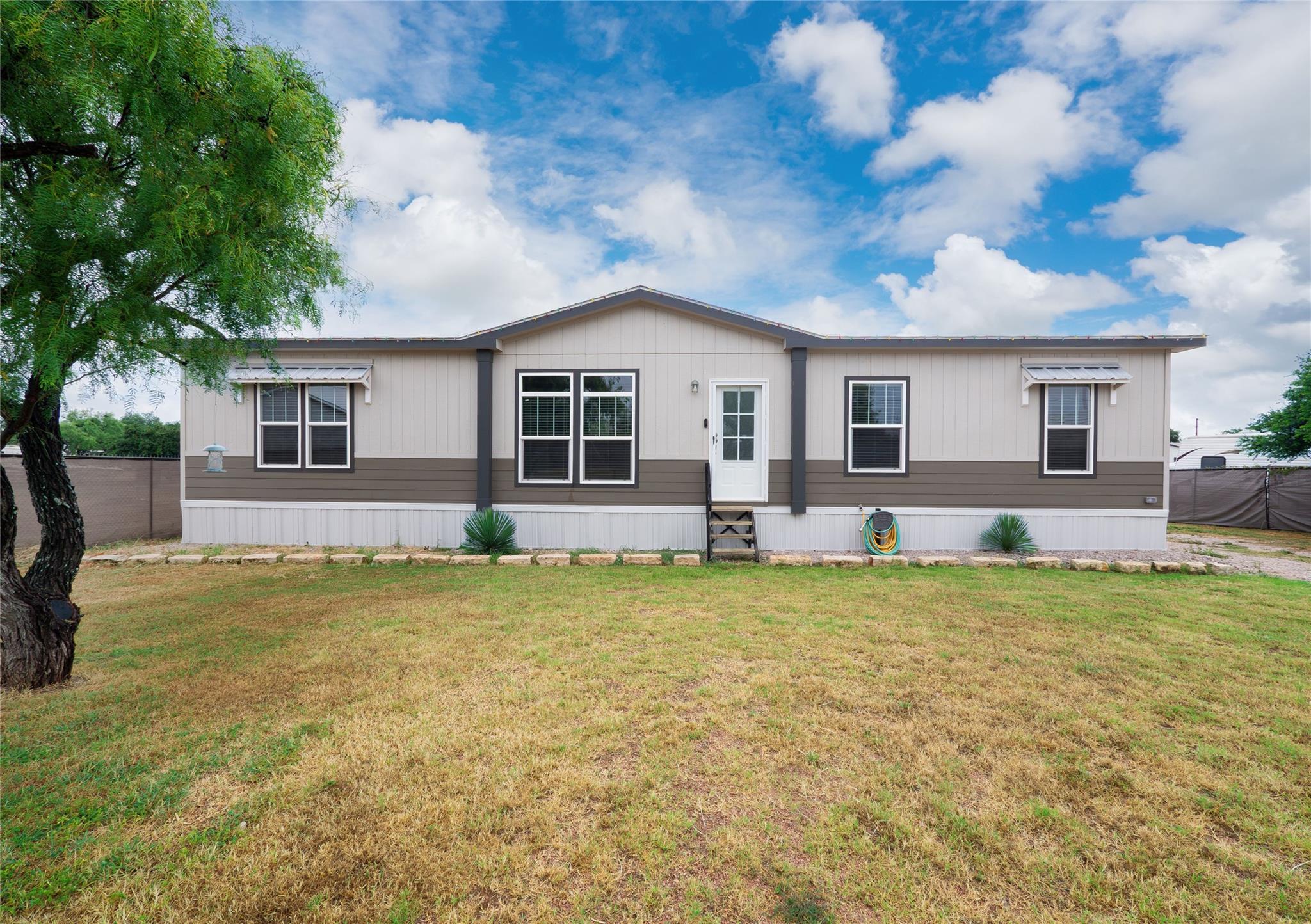 1106 Hi Line DR, Buchanan Dam, TX 78609 photo 2