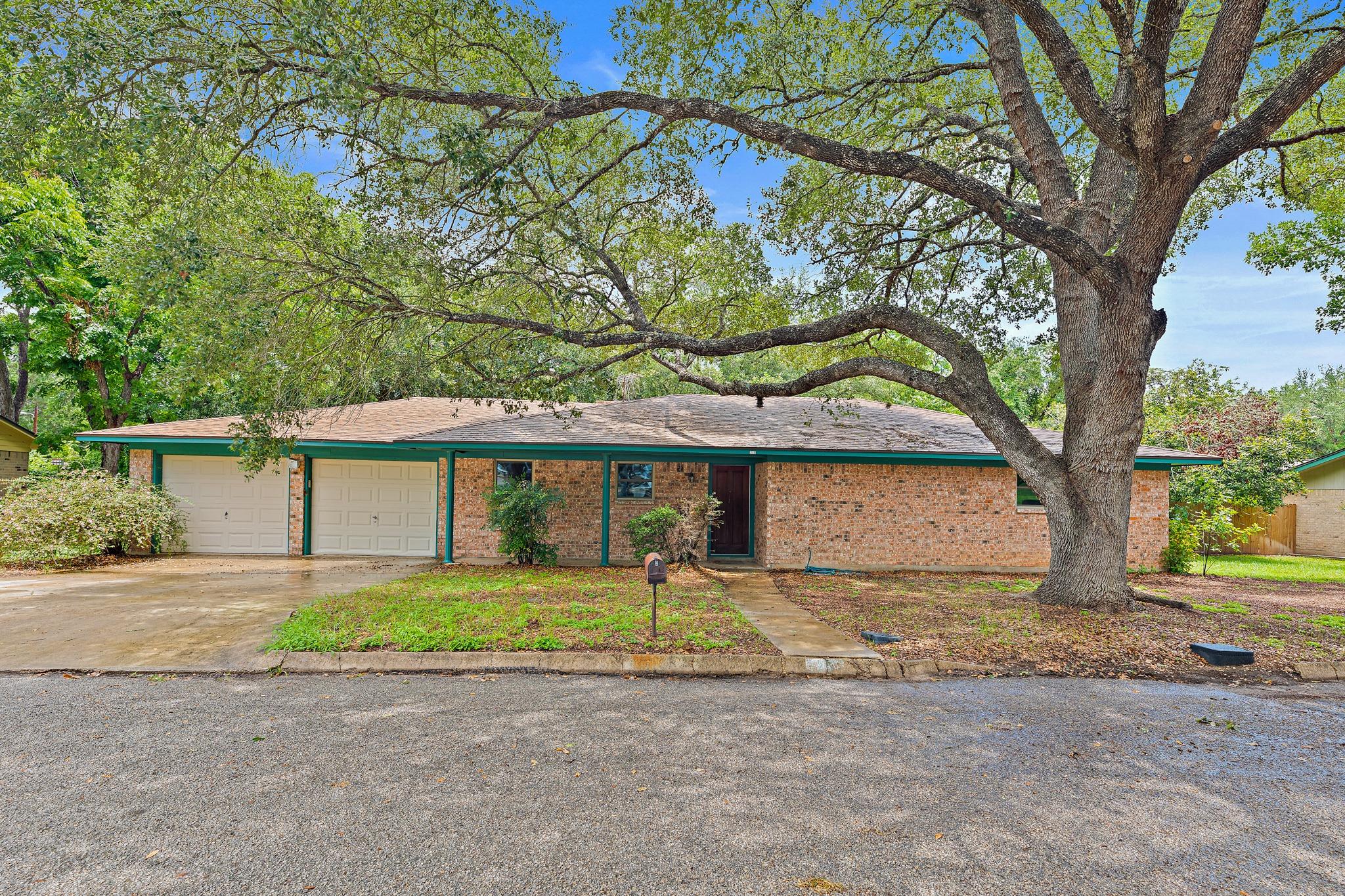 215 Memorial DR, Luling, TX 78648 photo 2