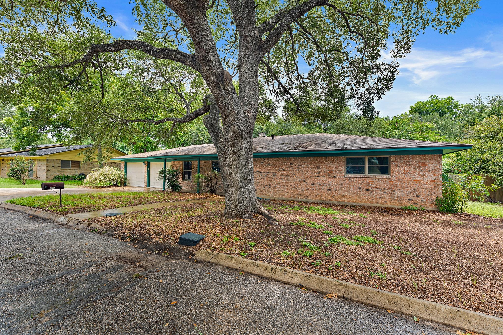 215 Memorial DR, Luling, TX 78648 photo 3
