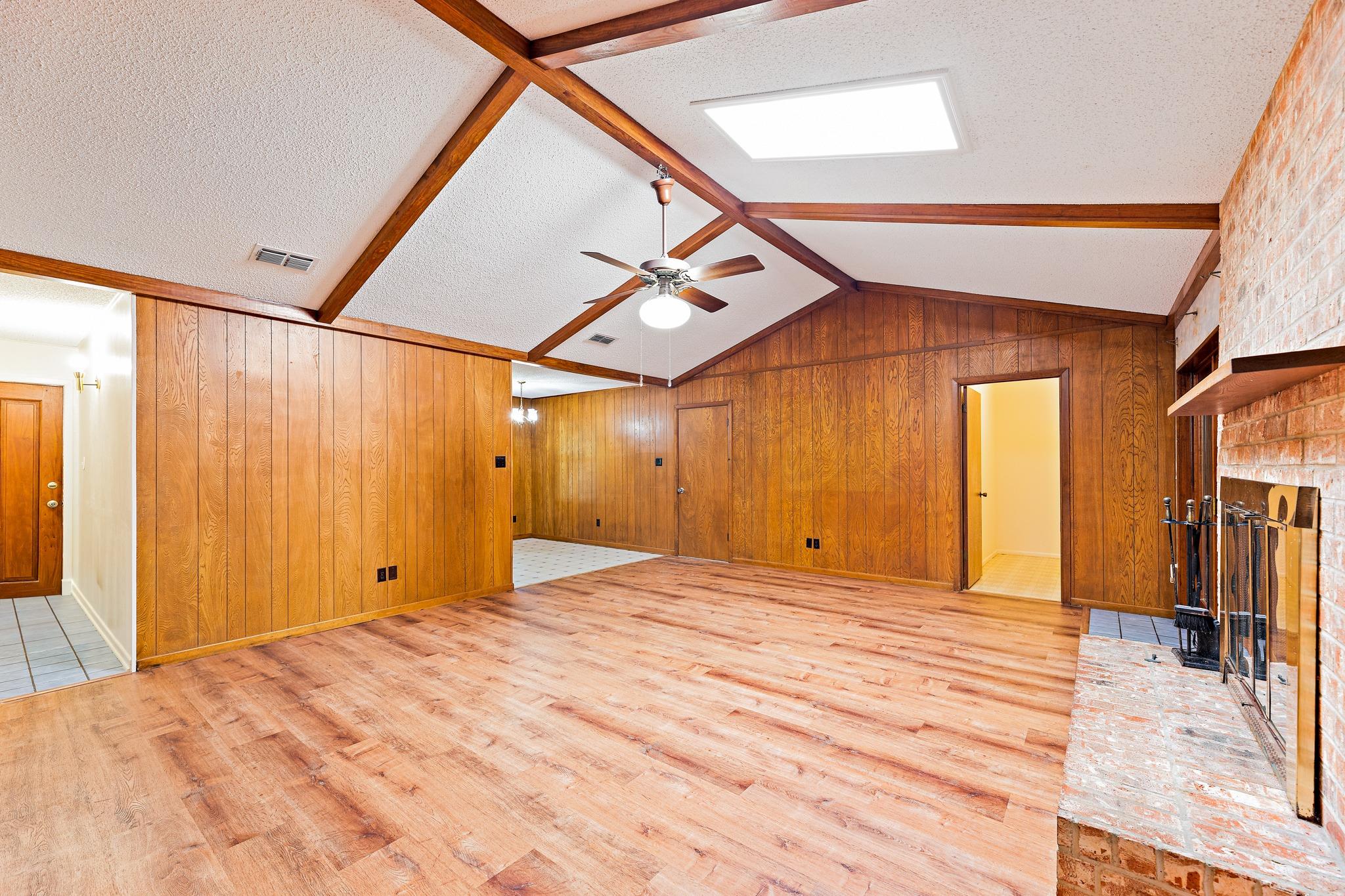 215 Memorial DR, Luling, TX 78648 photo 5