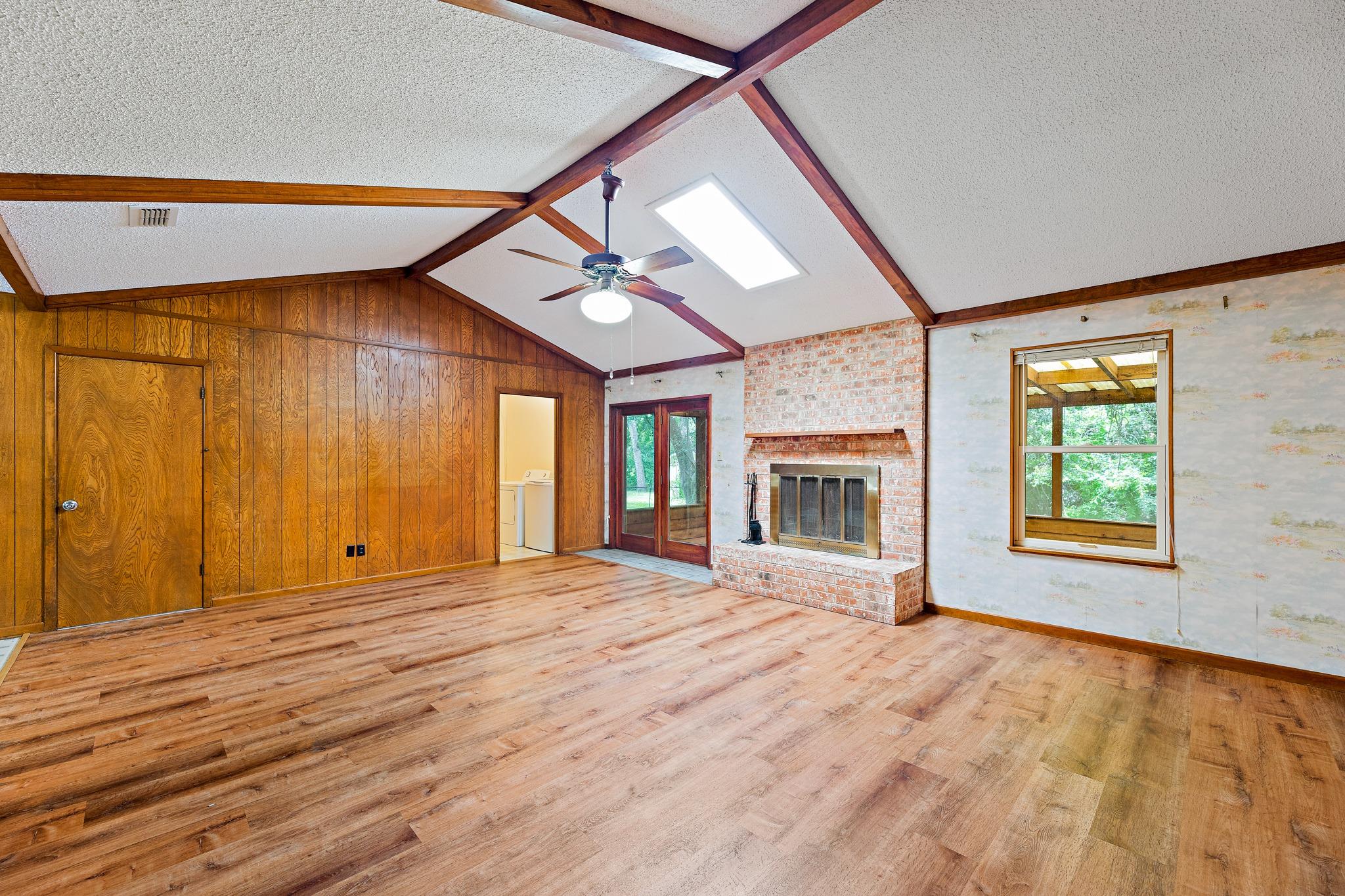 215 Memorial DR, Luling, TX 78648 photo 4