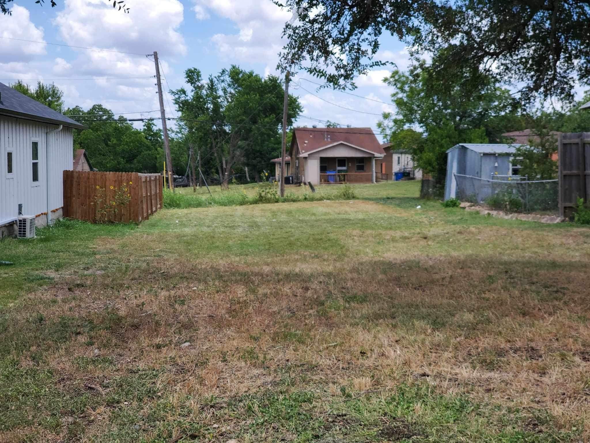 708 Washburn ST, Taylor, TX 76574 photo 2