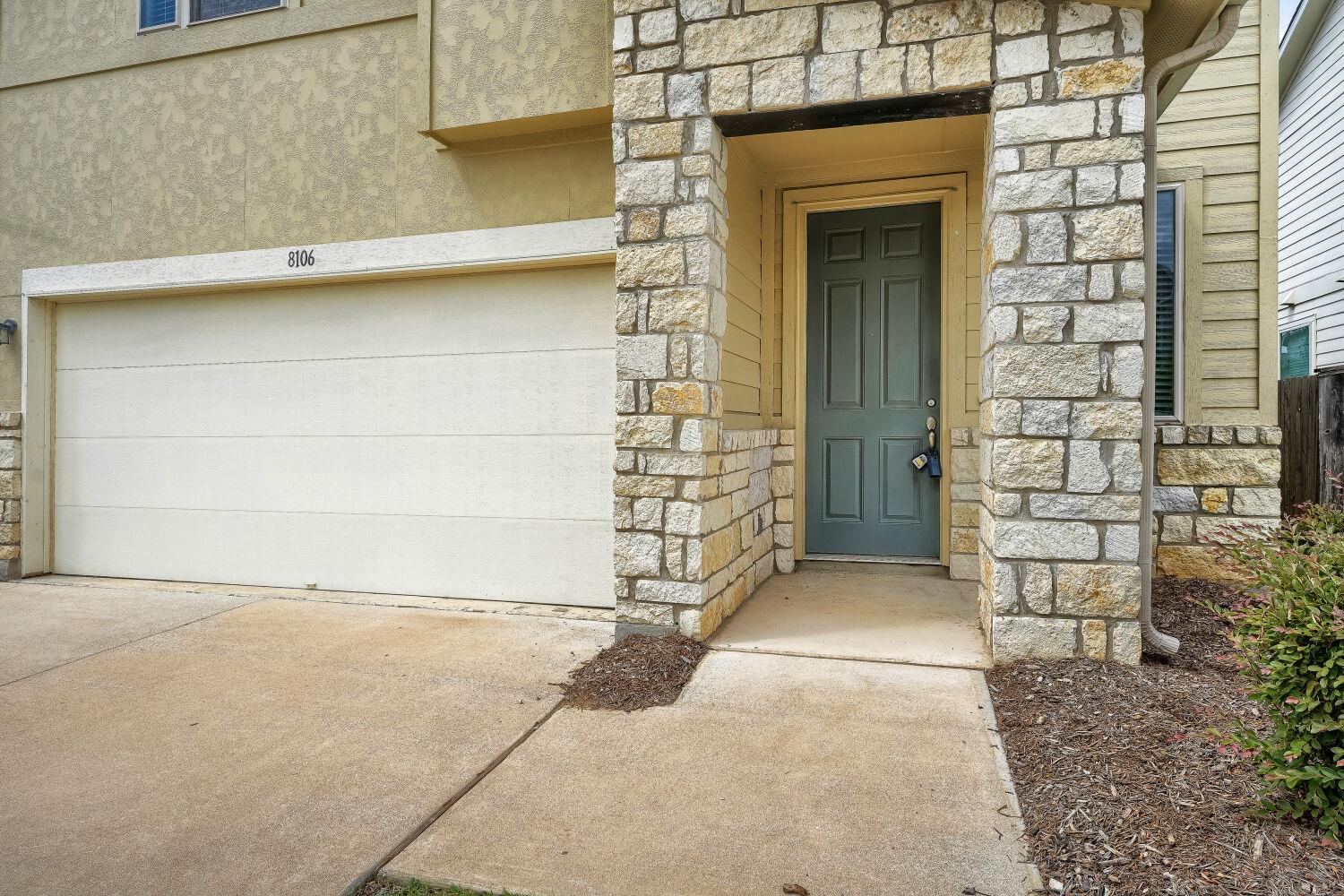 8106 Dampton LN, Austin, TX 78744 photo 4