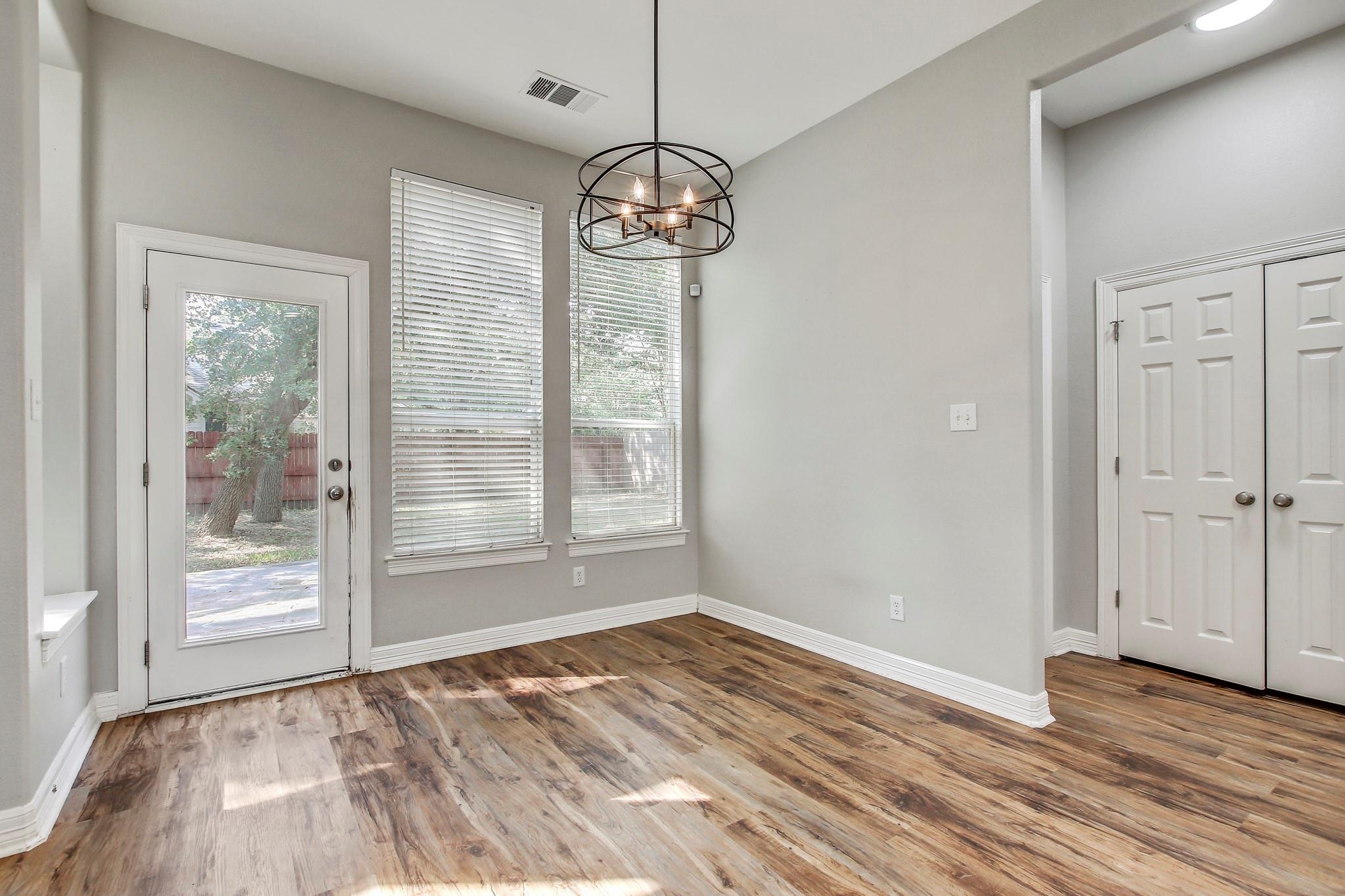 140 Fairwood DR, Georgetown, TX 78628 photo 4