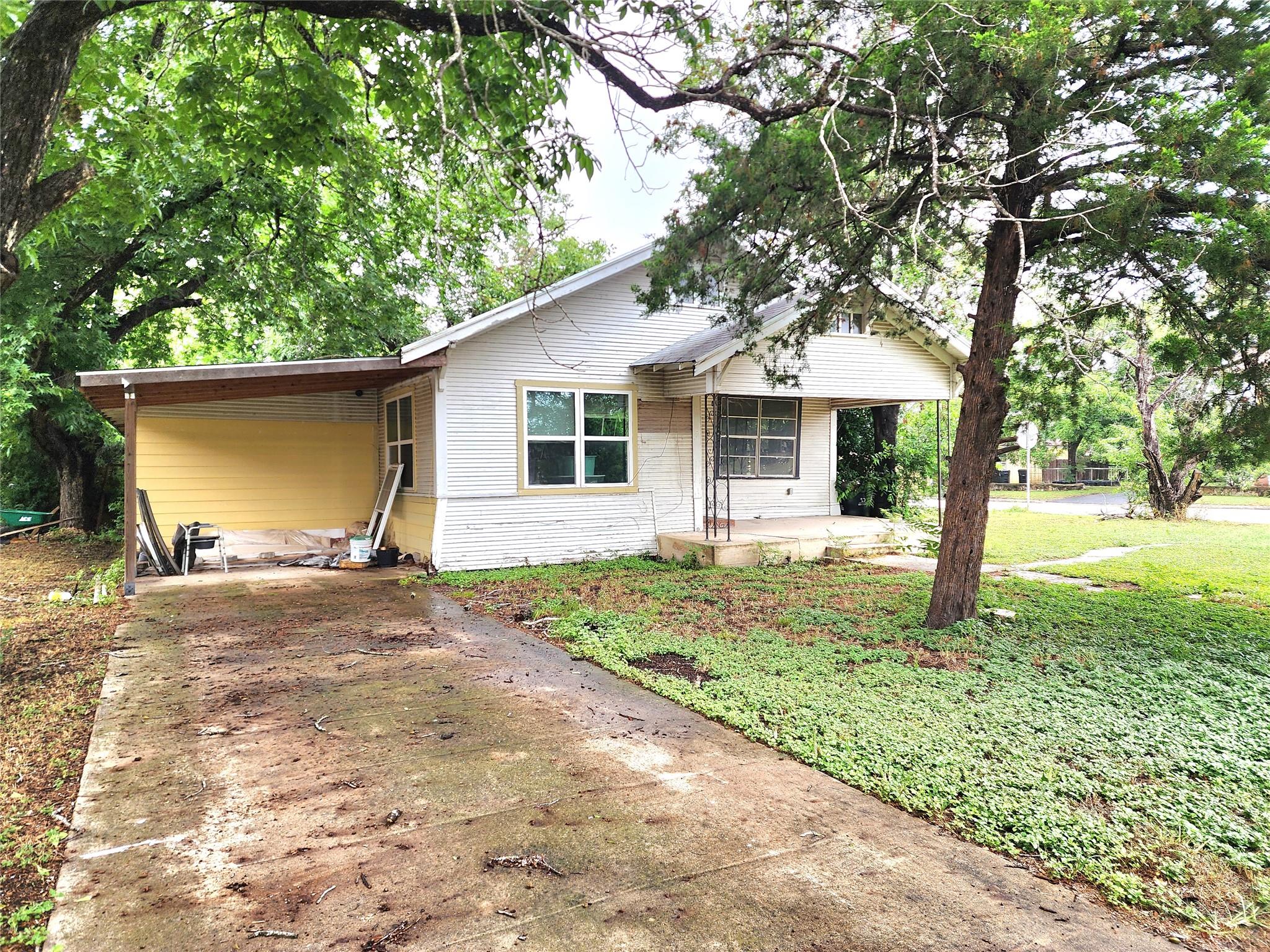 123 Davis ST, Luling, TX 78648 photo 3