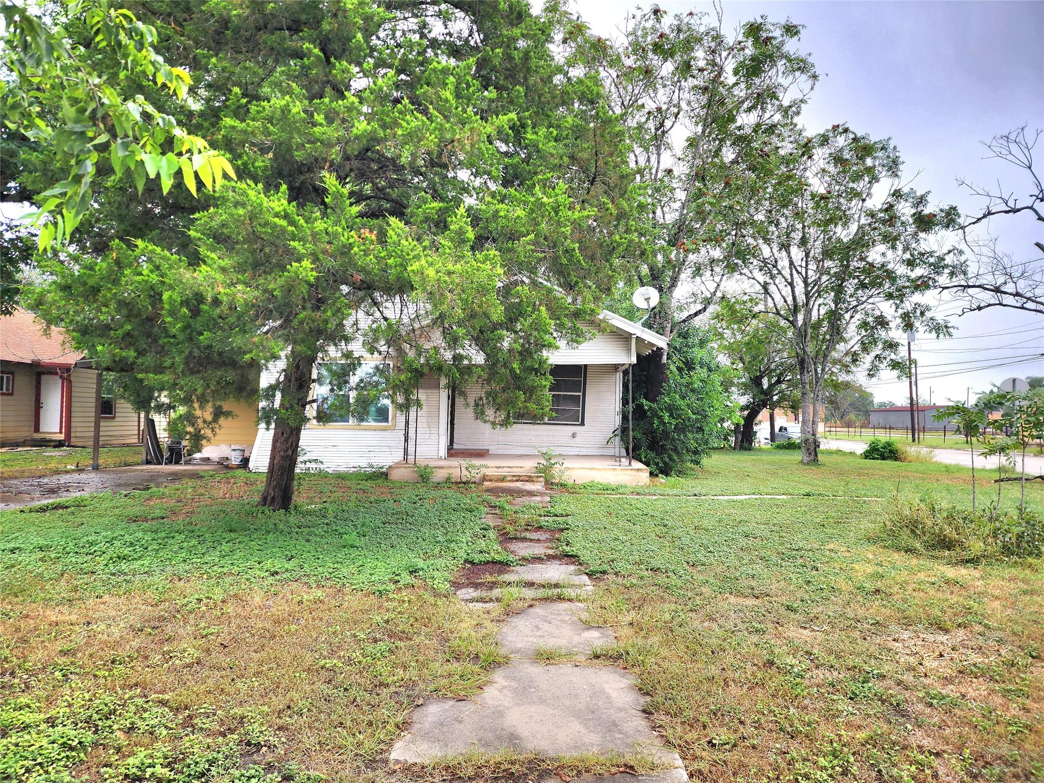 123 Davis ST, Luling, TX 78648 photo 4