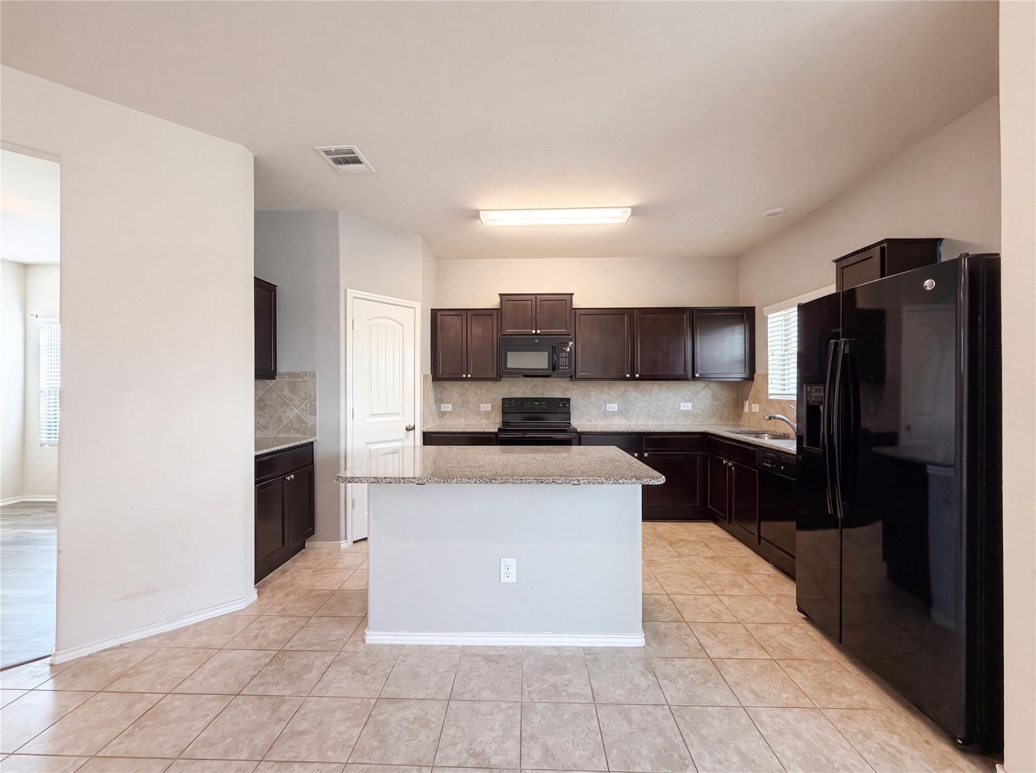 276 Circle WAY #26E, Jarrell, TX 76537 photo 2