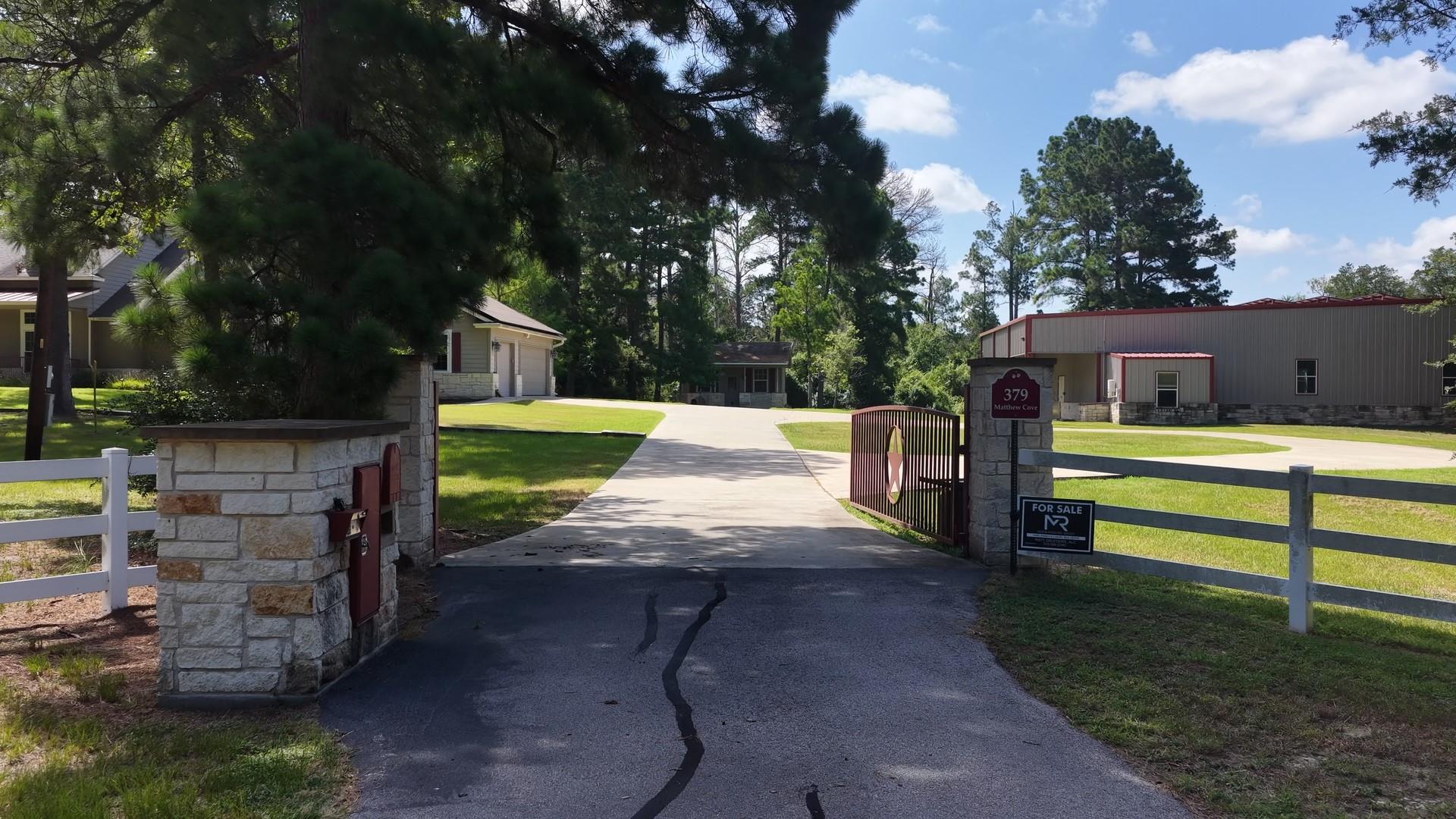 379 Matthew CV, Bastrop, TX 78602 photo 2