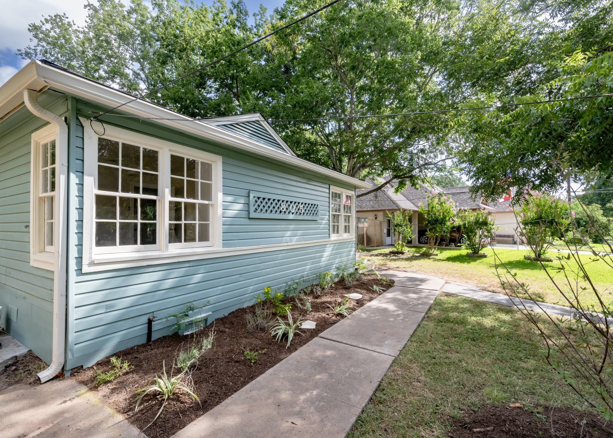 805 Maple ST, Lockhart, TX 78644 photo 2
