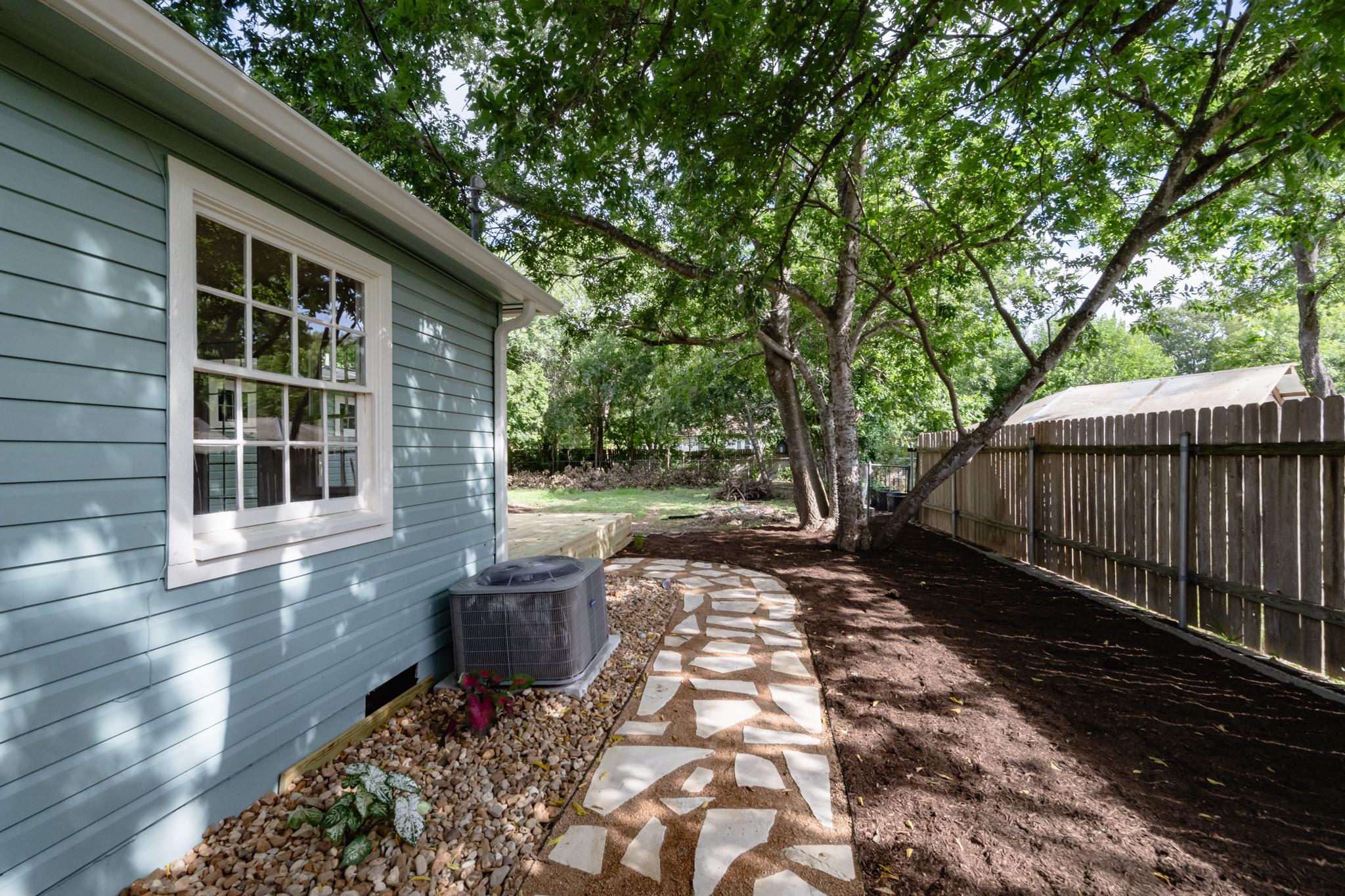 805 Maple ST, Lockhart, TX 78644 photo 4
