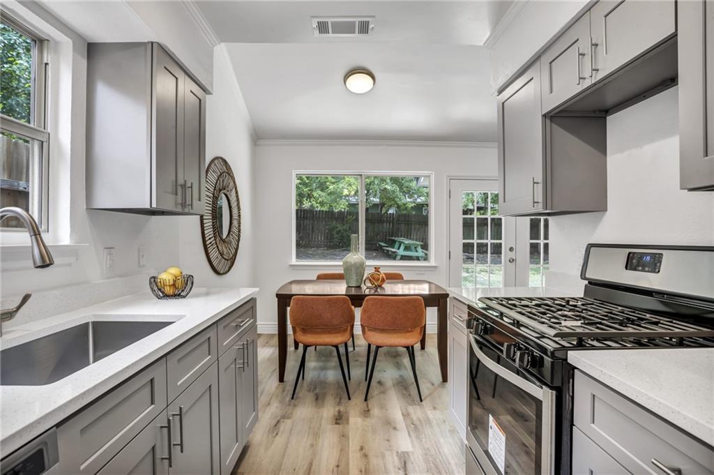2416 Village WALK, Austin, TX 78744 photo 2