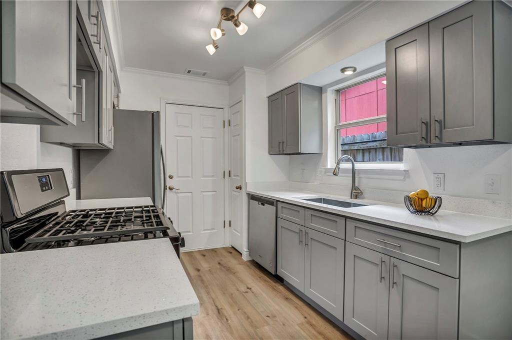 2416 Village WALK, Austin, TX 78744 photo 3