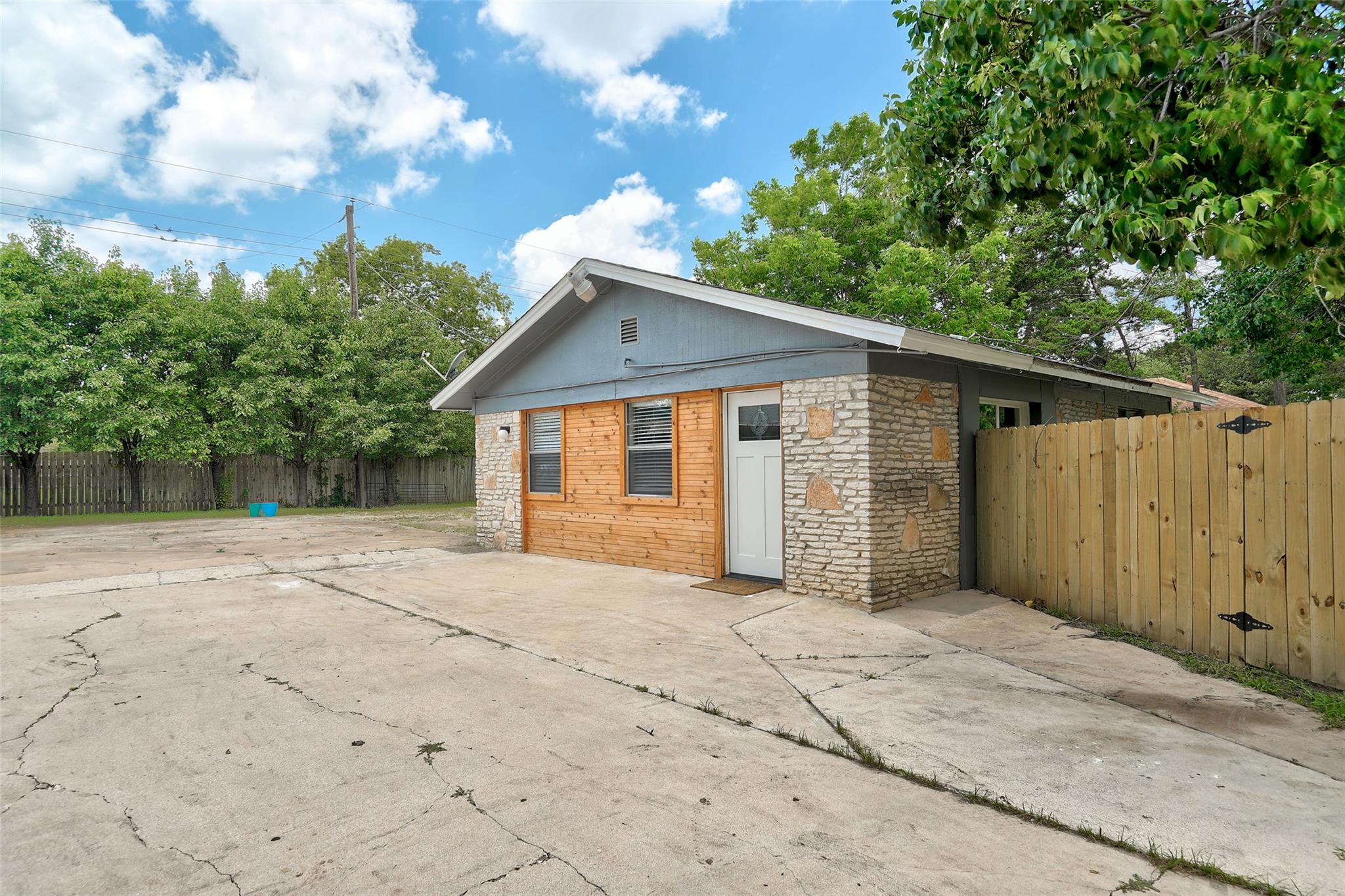1806 Dixie LN, Round Rock, TX 78664 photo 2