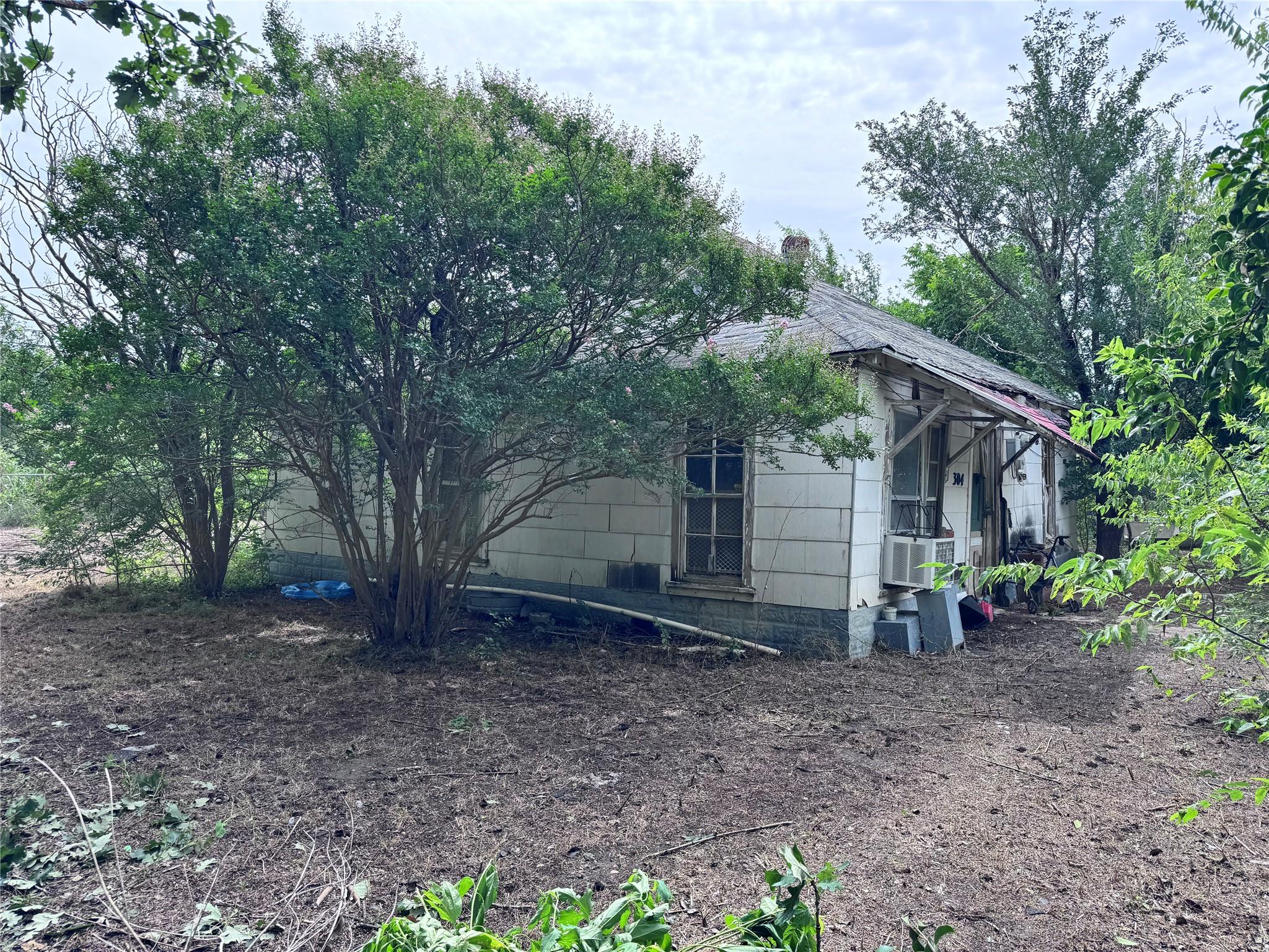 304 Prairie Ave, Rogers, TX 76569 photo 3