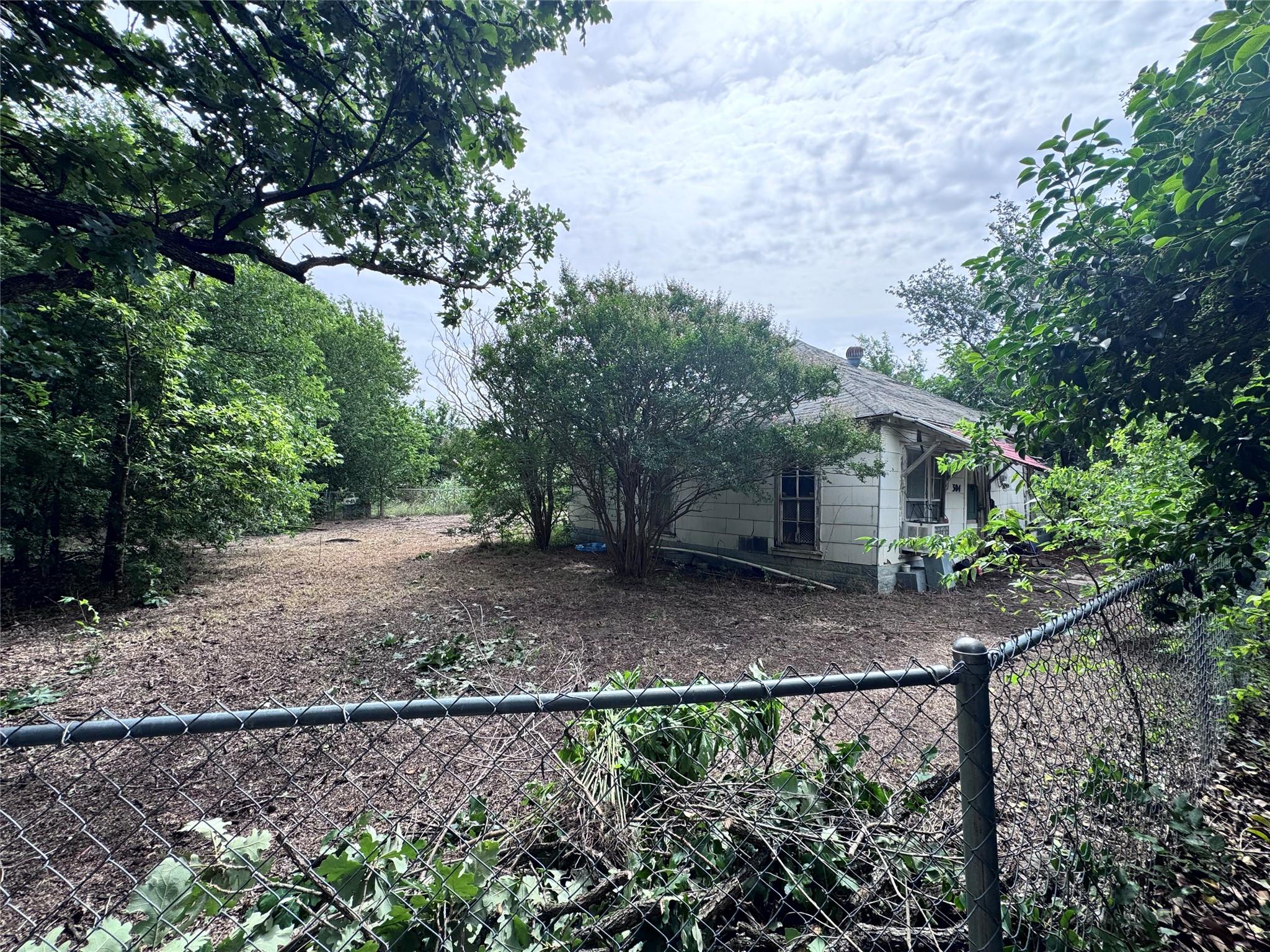304 Prairie Ave, Rogers, TX 76569 photo 4