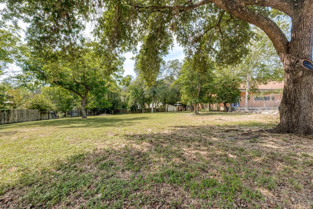 1412 Hopkins ST, San Marcos, TX 78666 photo 4