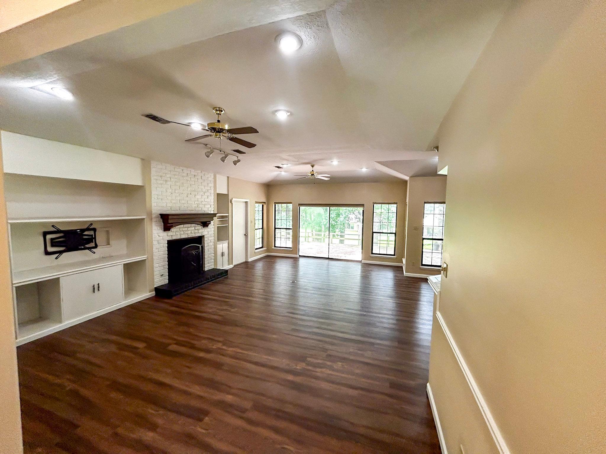 813 River Oaks DR, Huntsville, TX 77340 photo 4