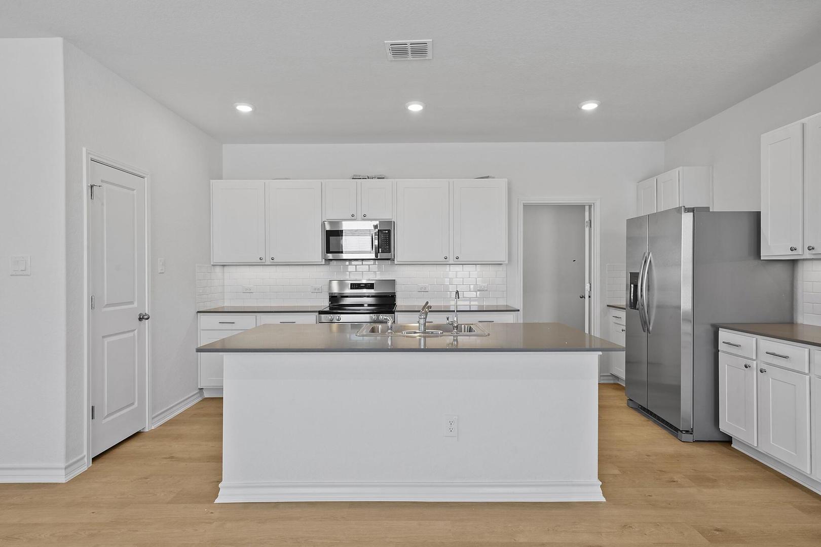 109 Hatari TRL, Jarrell, TX 76537 photo 2