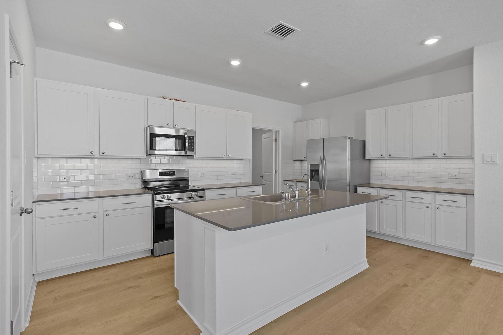109 Hatari TRL, Jarrell, TX 76537 photo 4