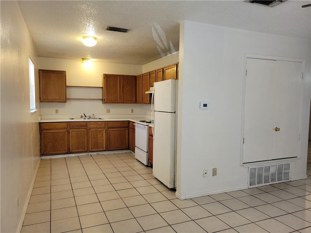 1609 Jones ST #A, Taylor, TX 76574 photo 2