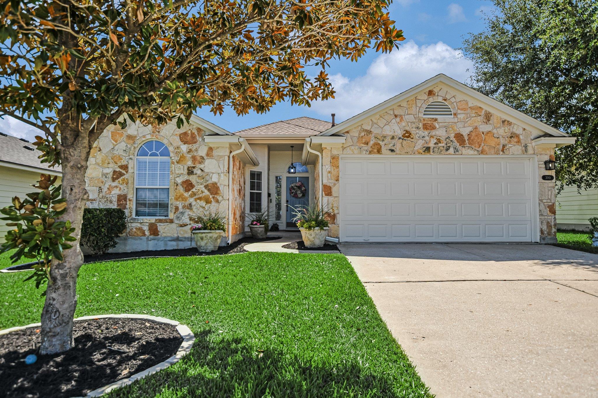 300 Fistral DR, Hutto, TX 78634 photo 2