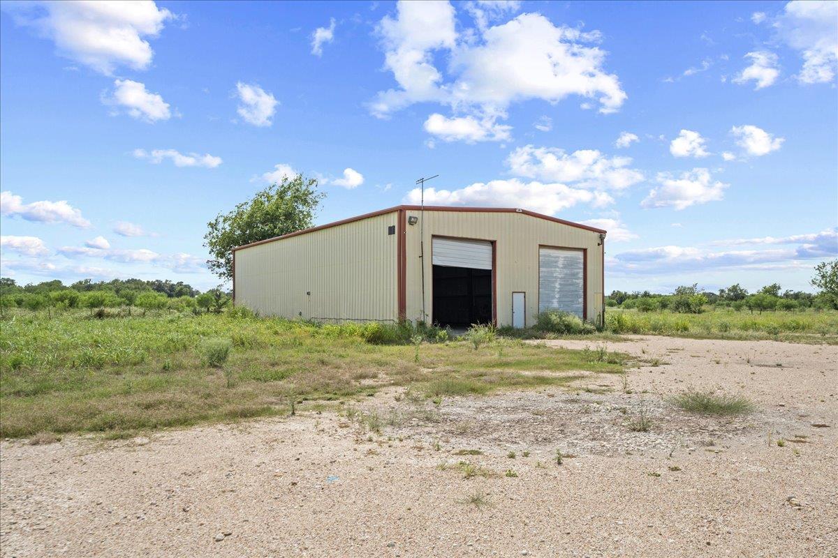 399 Prune RD, La Grange, TX 78945 photo 3