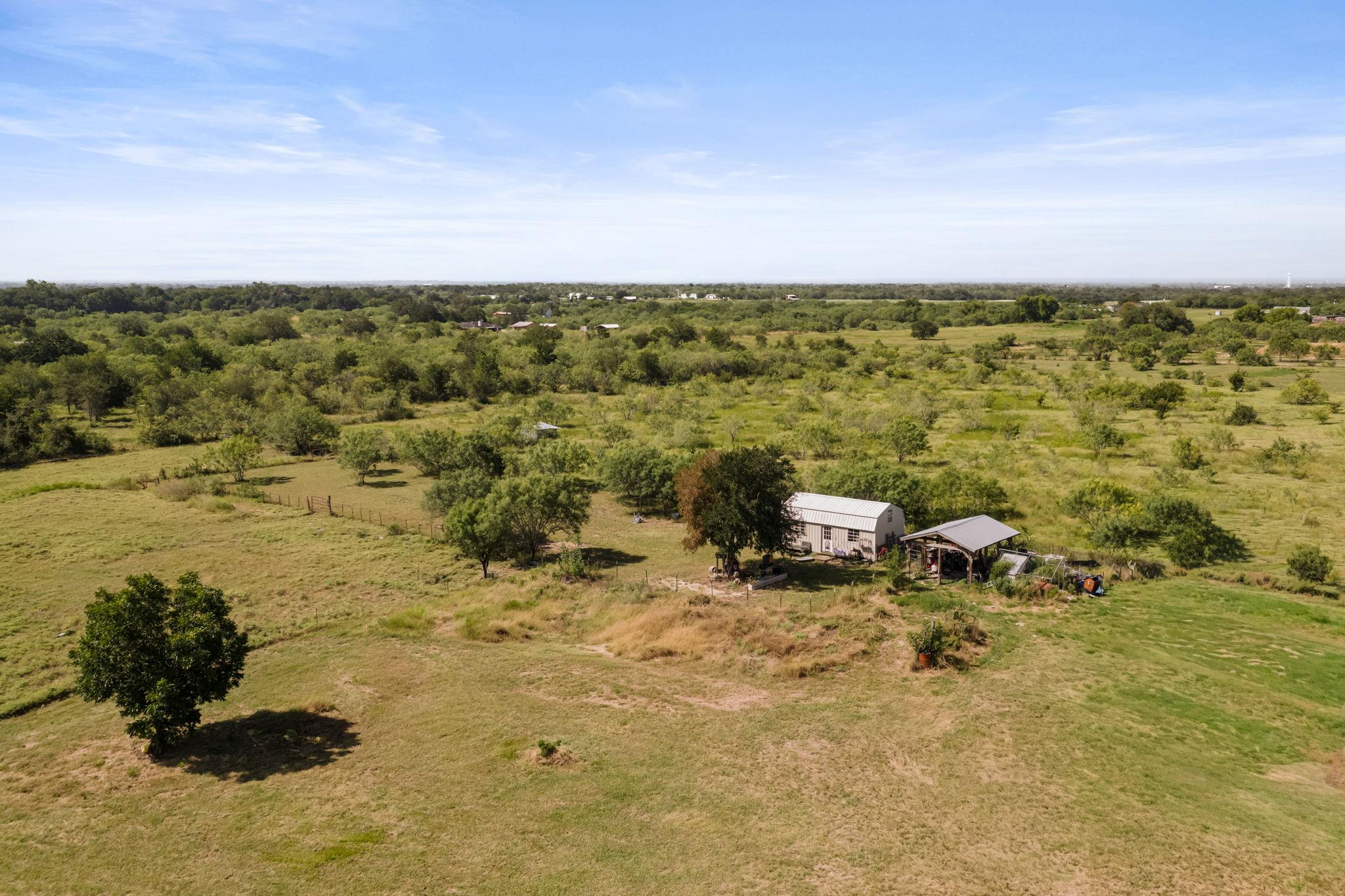625 Callihan RD, Luling, TX 78648 photo 4