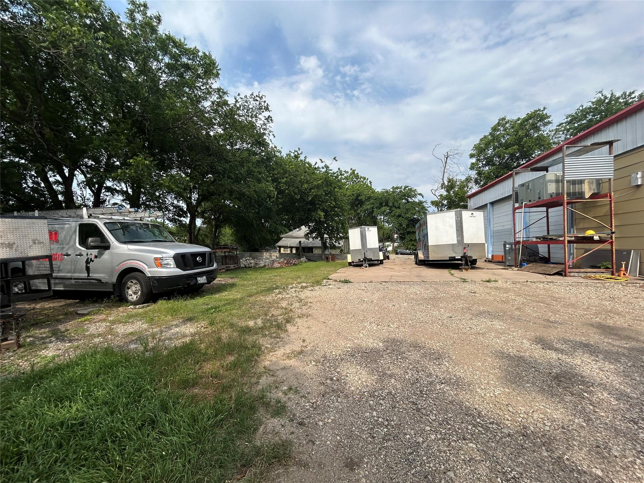 109 11TH ST, Taylor, TX 76574 photo 4