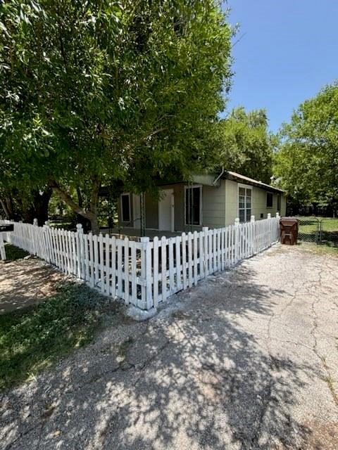 111 White Oak ST, Lockhart, TX 78644 photo 2