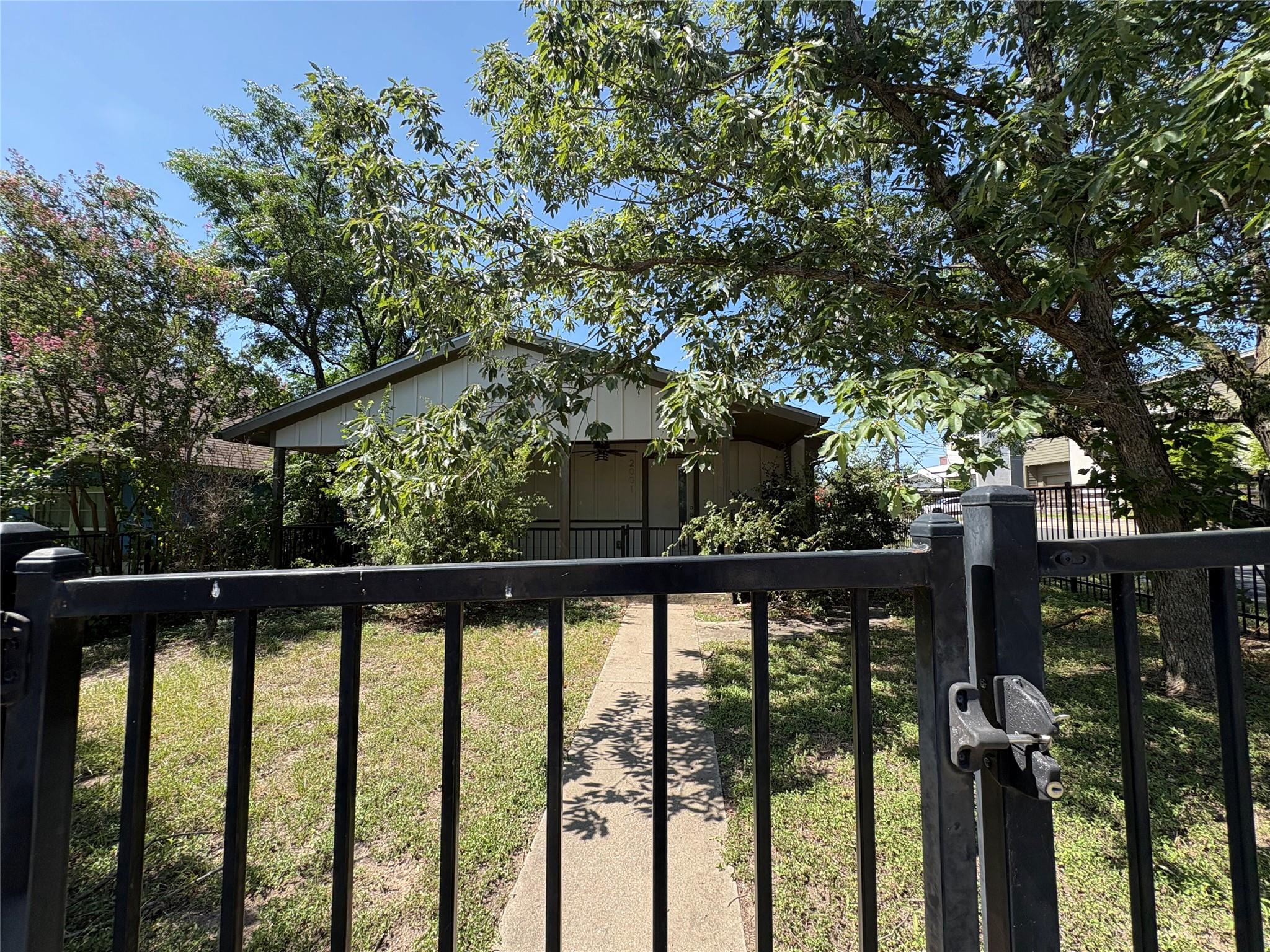 2001 10TH ST, Austin, TX 78702 photo 2