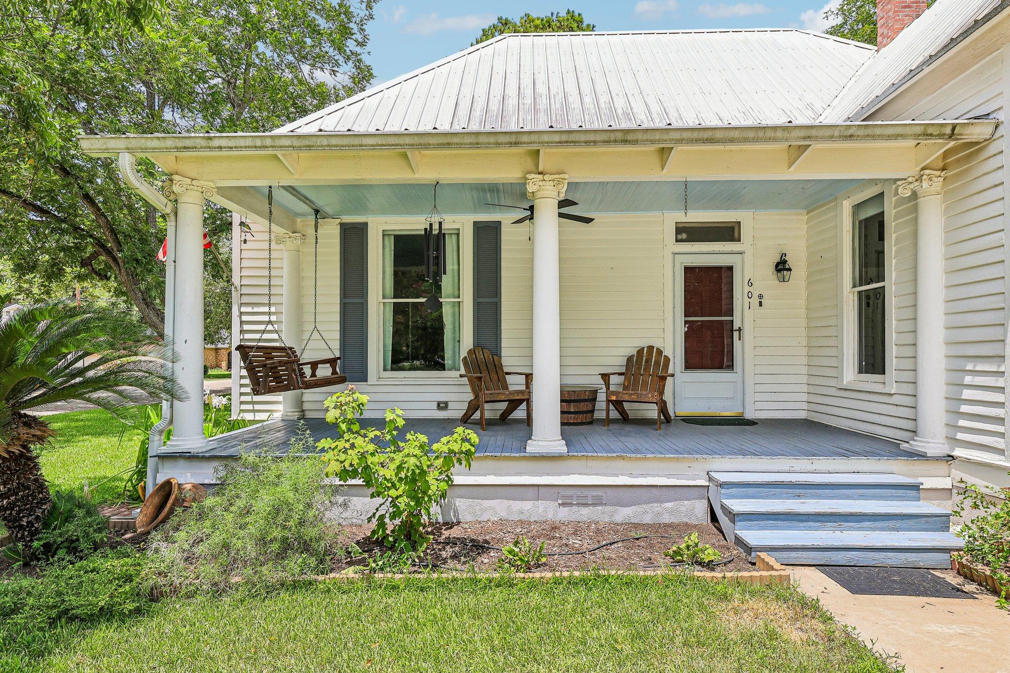 601 Garwood ST, Smithville, TX 78957 photo 2