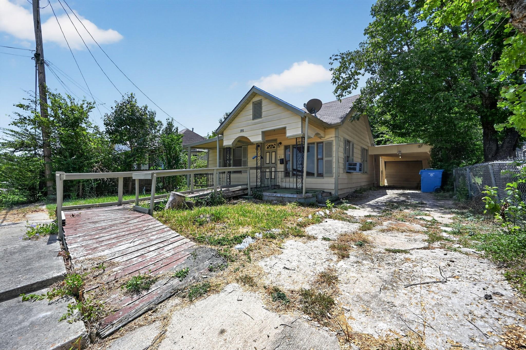 708 Booth ST, Taylor, TX 76574 photo 2