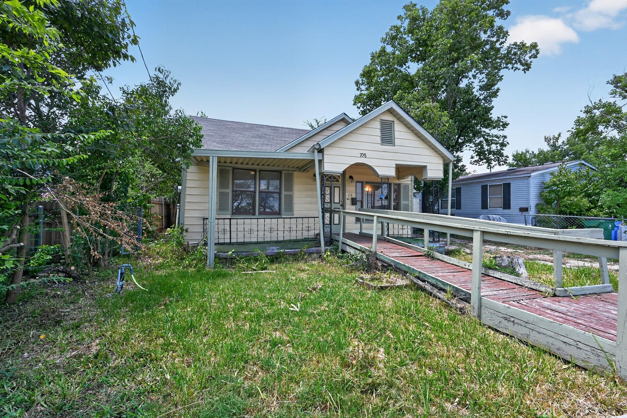 708 Booth ST, Taylor, TX 76574 photo 4