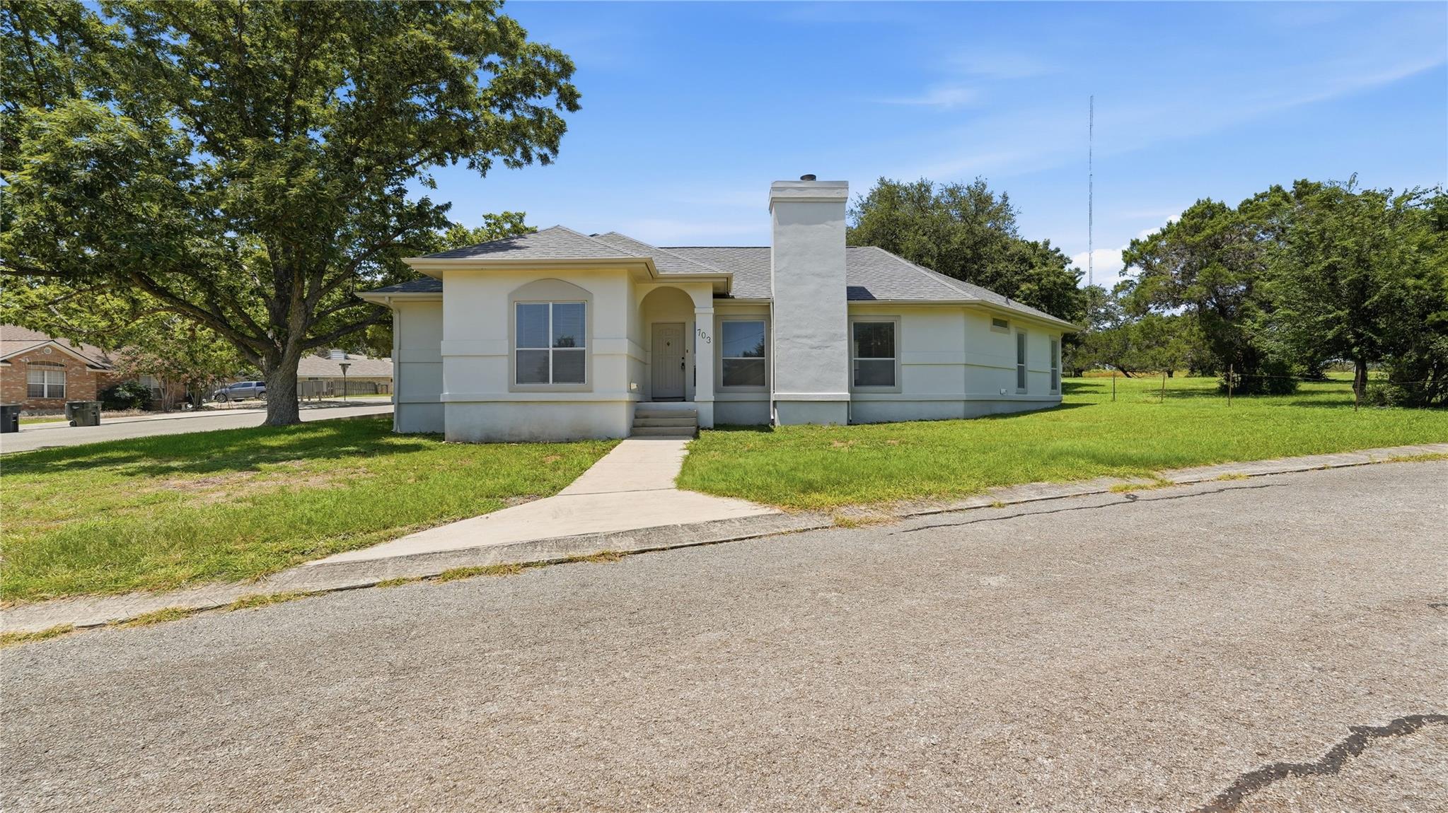 703 Lazy Bluff LN, New Braunfels, TX 78130 photo 2