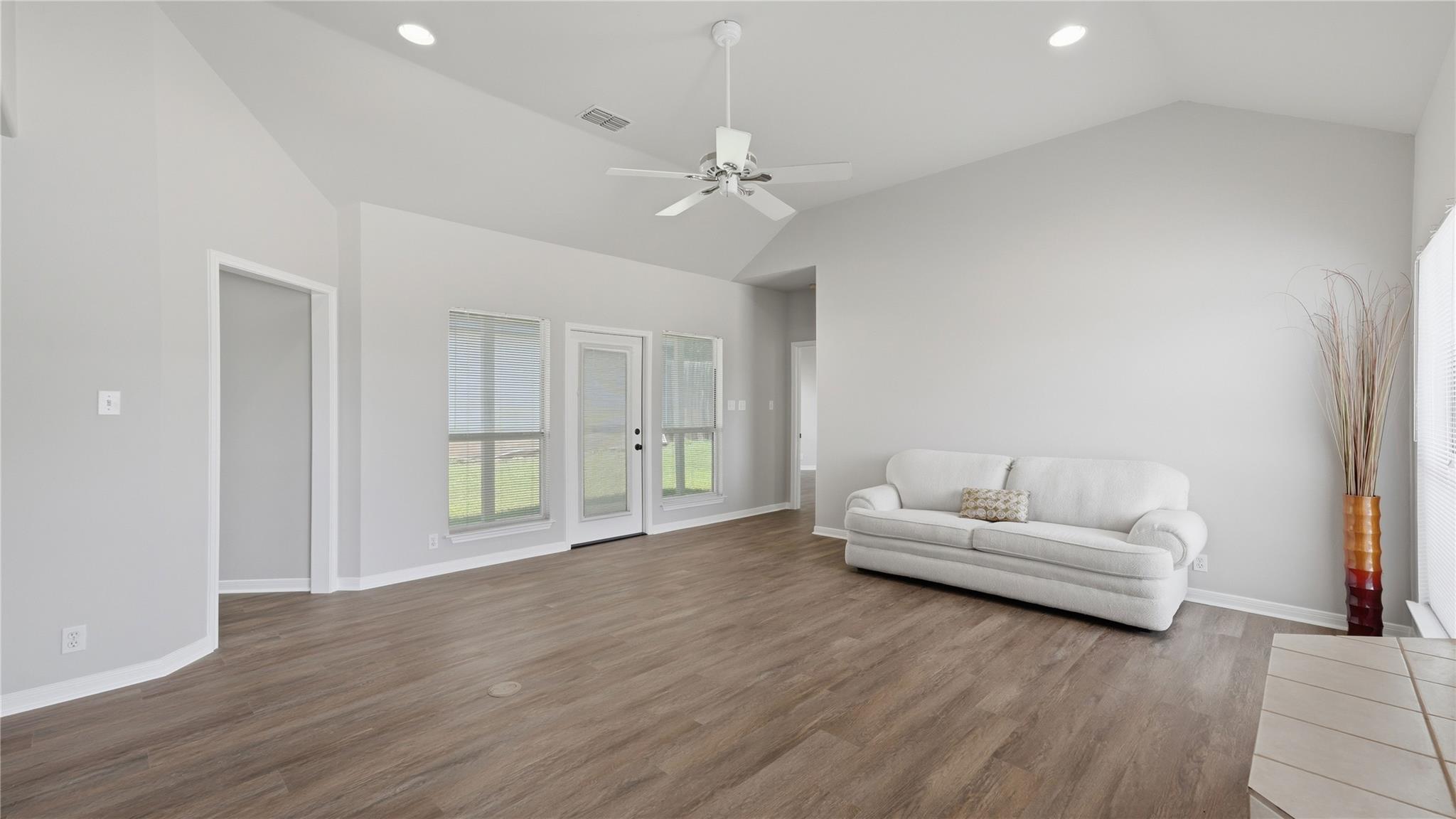 703 Lazy Bluff LN, New Braunfels, TX 78130 photo 4