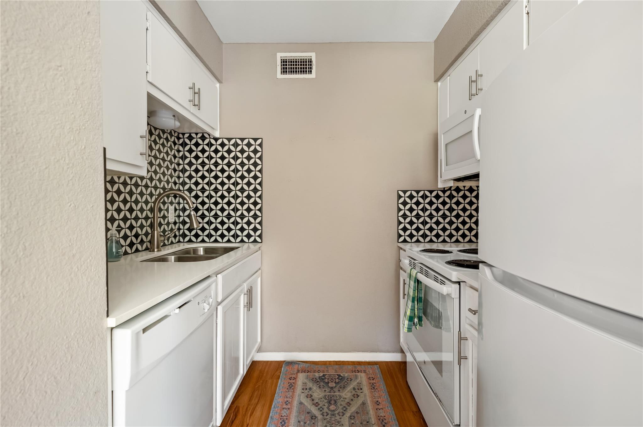 5215 Saint Georges GRN #B, Austin, TX 78745 photo 3