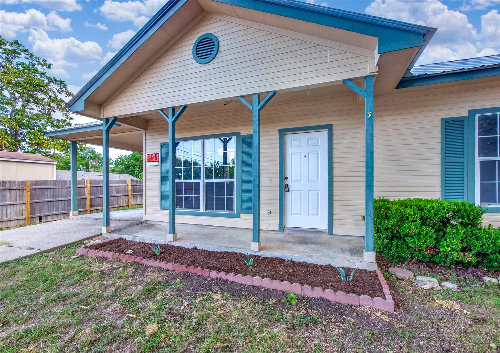 403 Davidson DR, Taylor, TX 76574 photo 2