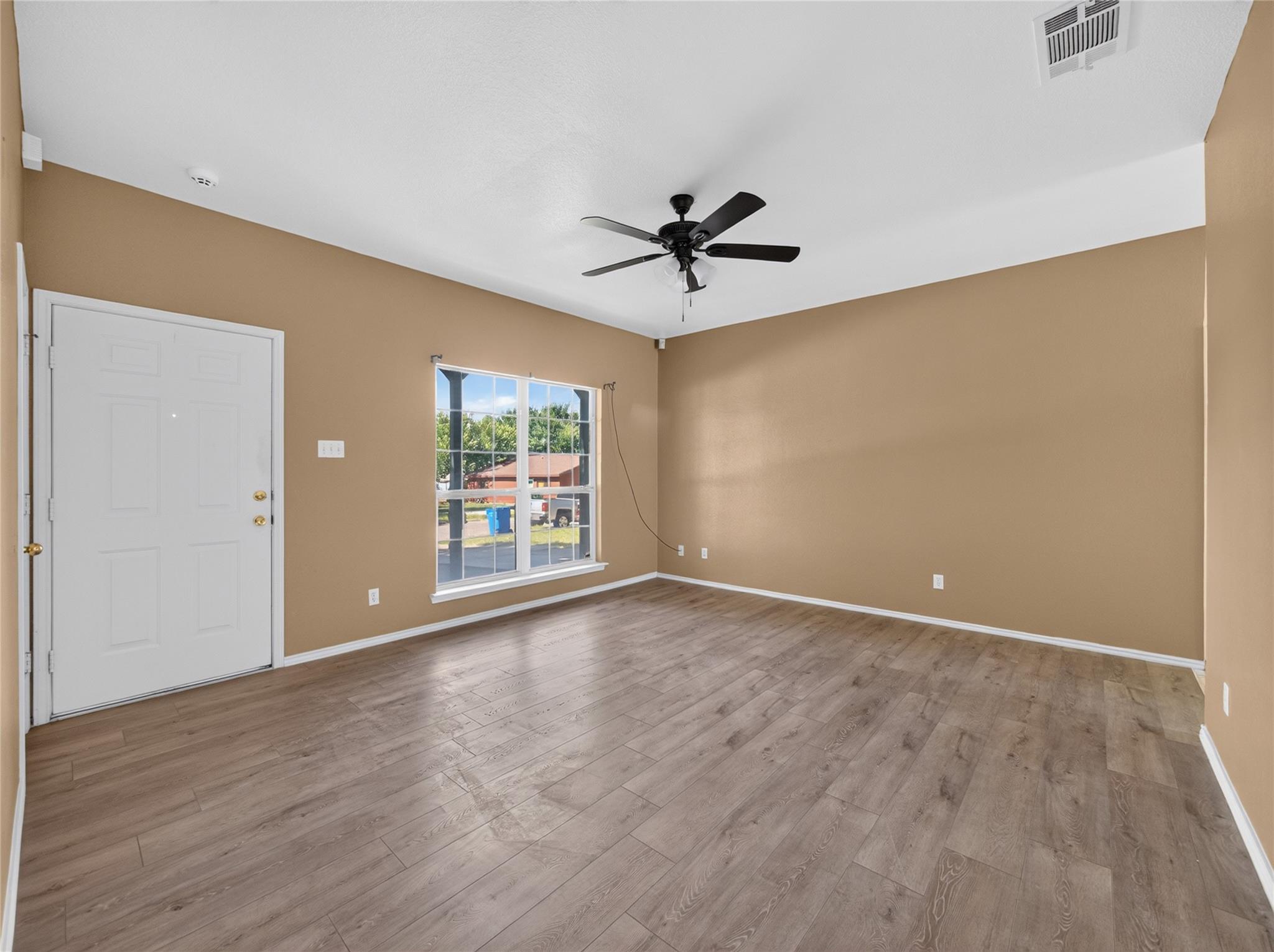403 Davidson DR, Taylor, TX 76574 photo 4