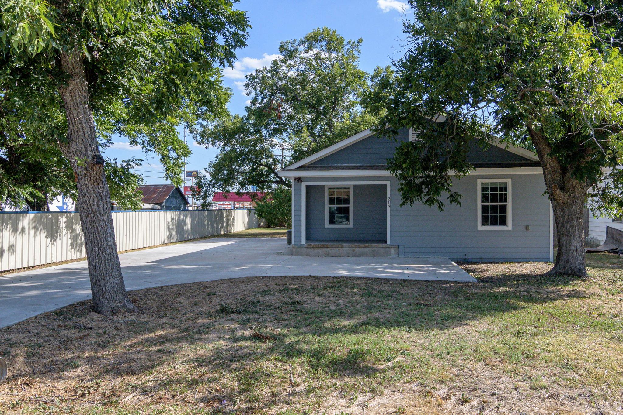219 Davilla ST, Bartlett, TX 76511 photo 2