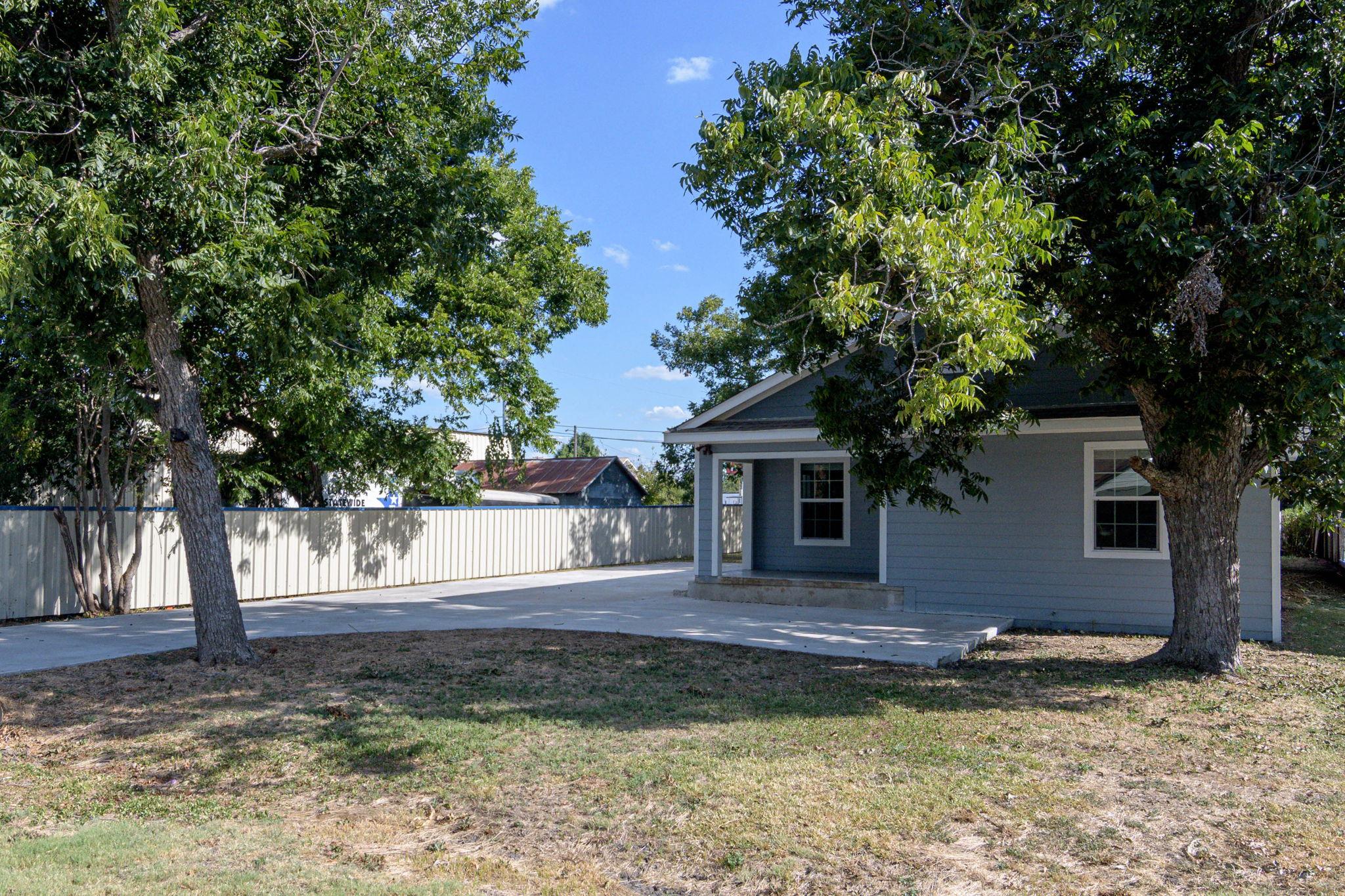 219 Davilla ST, Bartlett, TX 76511 photo 3