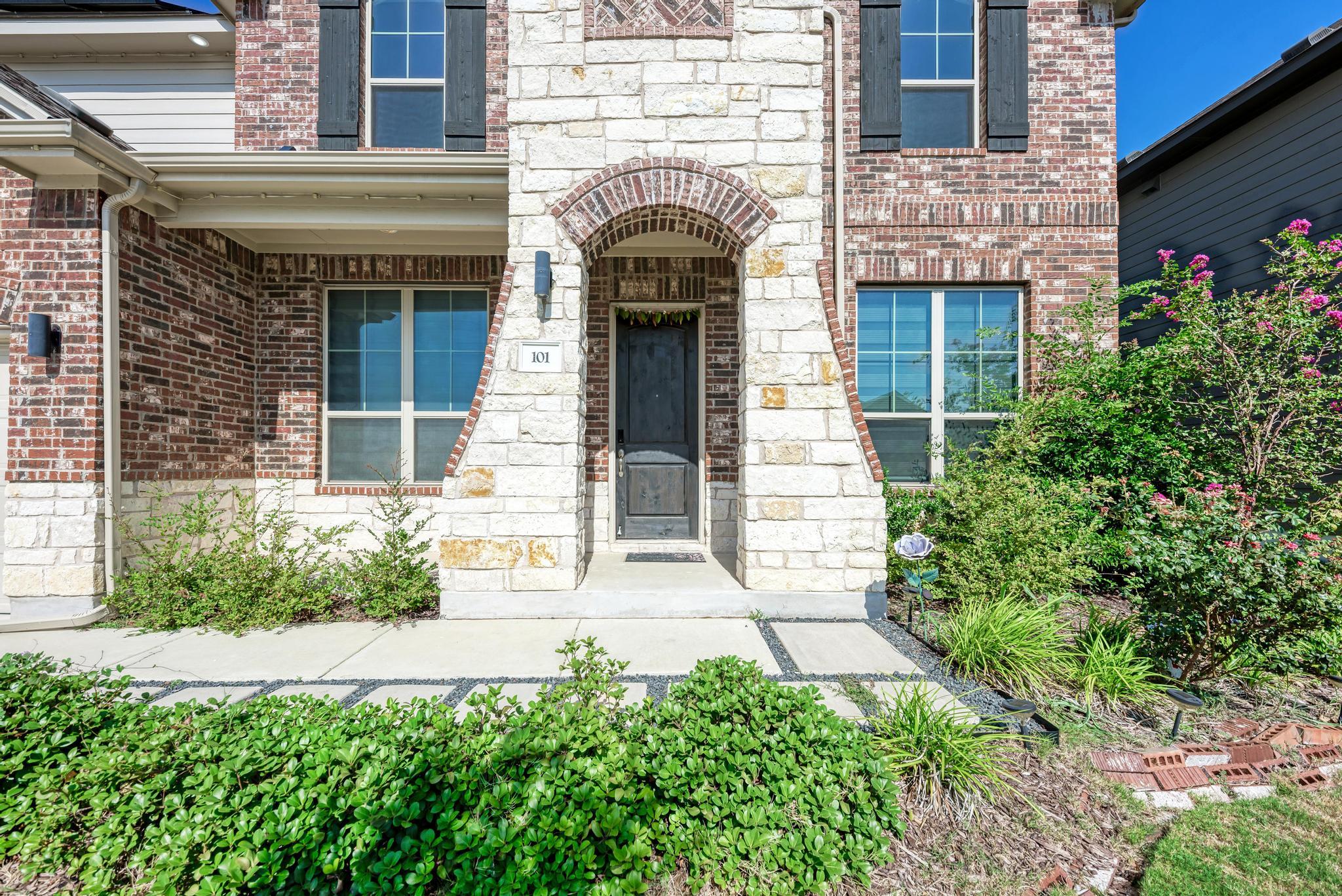 101 Caponi Fish LN, Hutto, TX 78634 photo 2