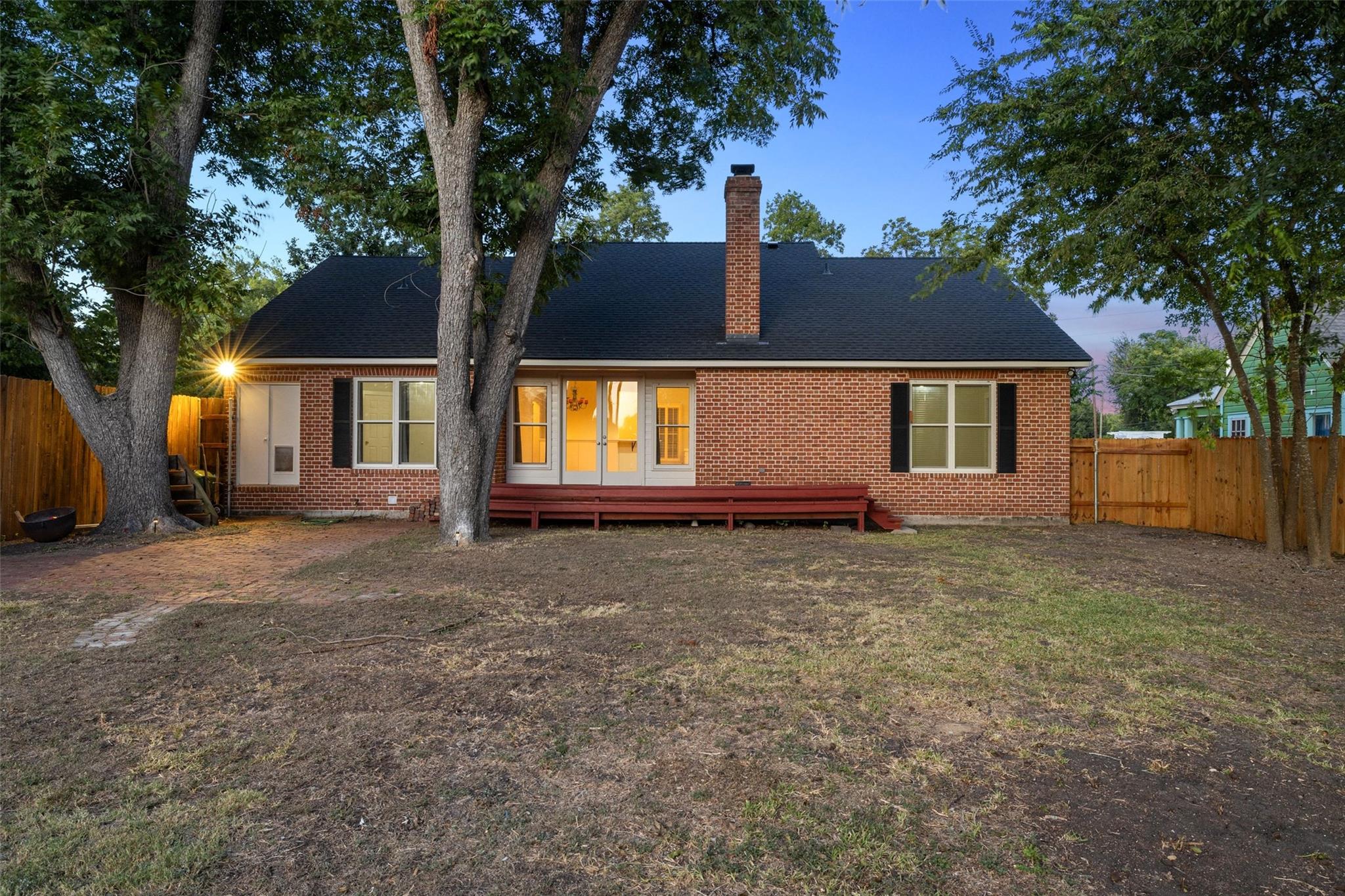 1105 Victoria ST, Taylor, TX 76574 photo 3
