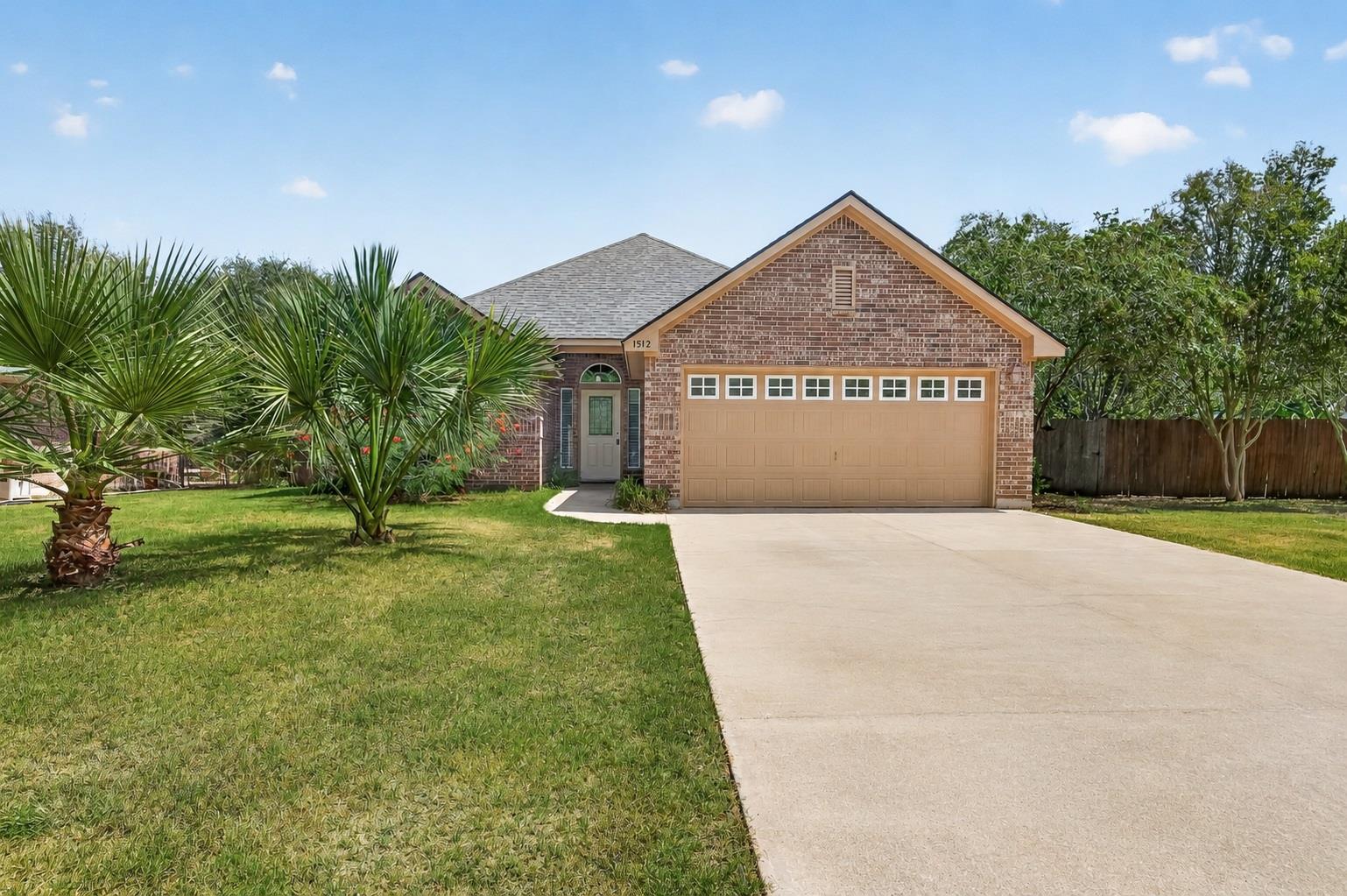 1512 Shadow WALK, Lockhart, TX 78644 photo 2