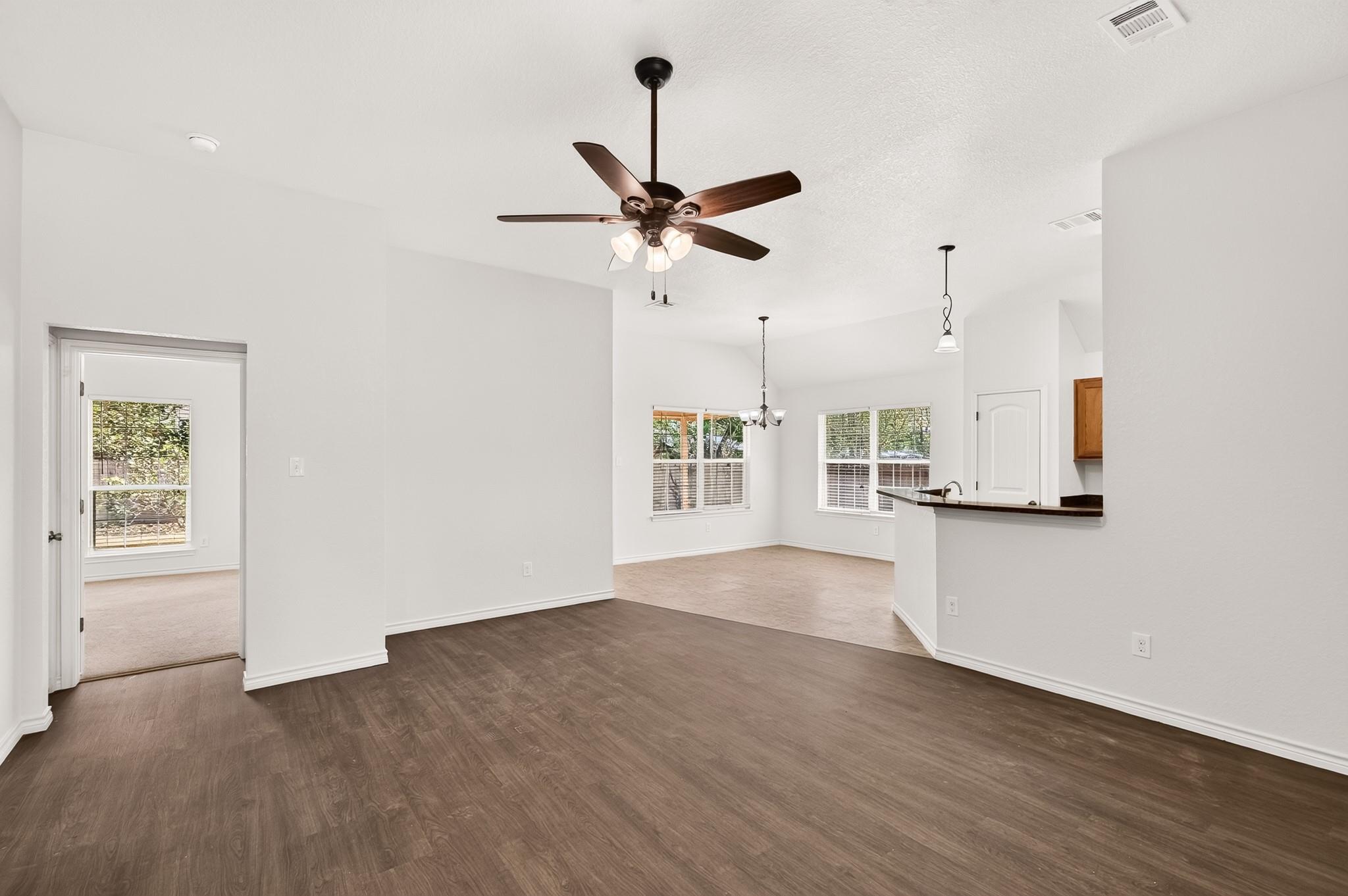 1512 Shadow WALK, Lockhart, TX 78644 photo 4