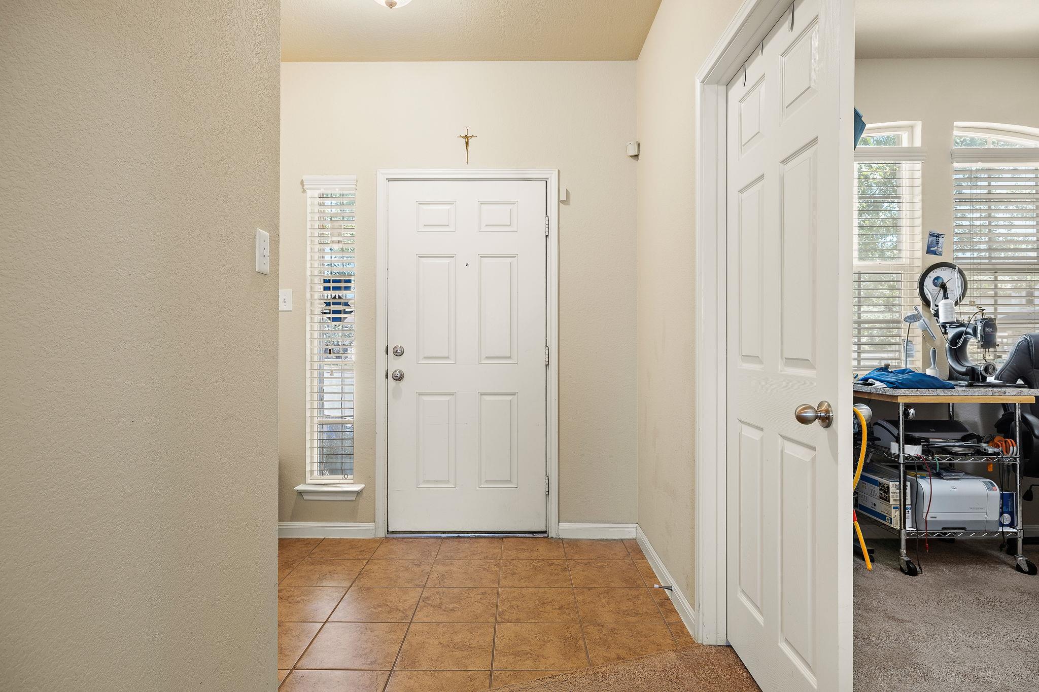 133 Lavaca LOOP, Hutto, TX 78634 photo 3
