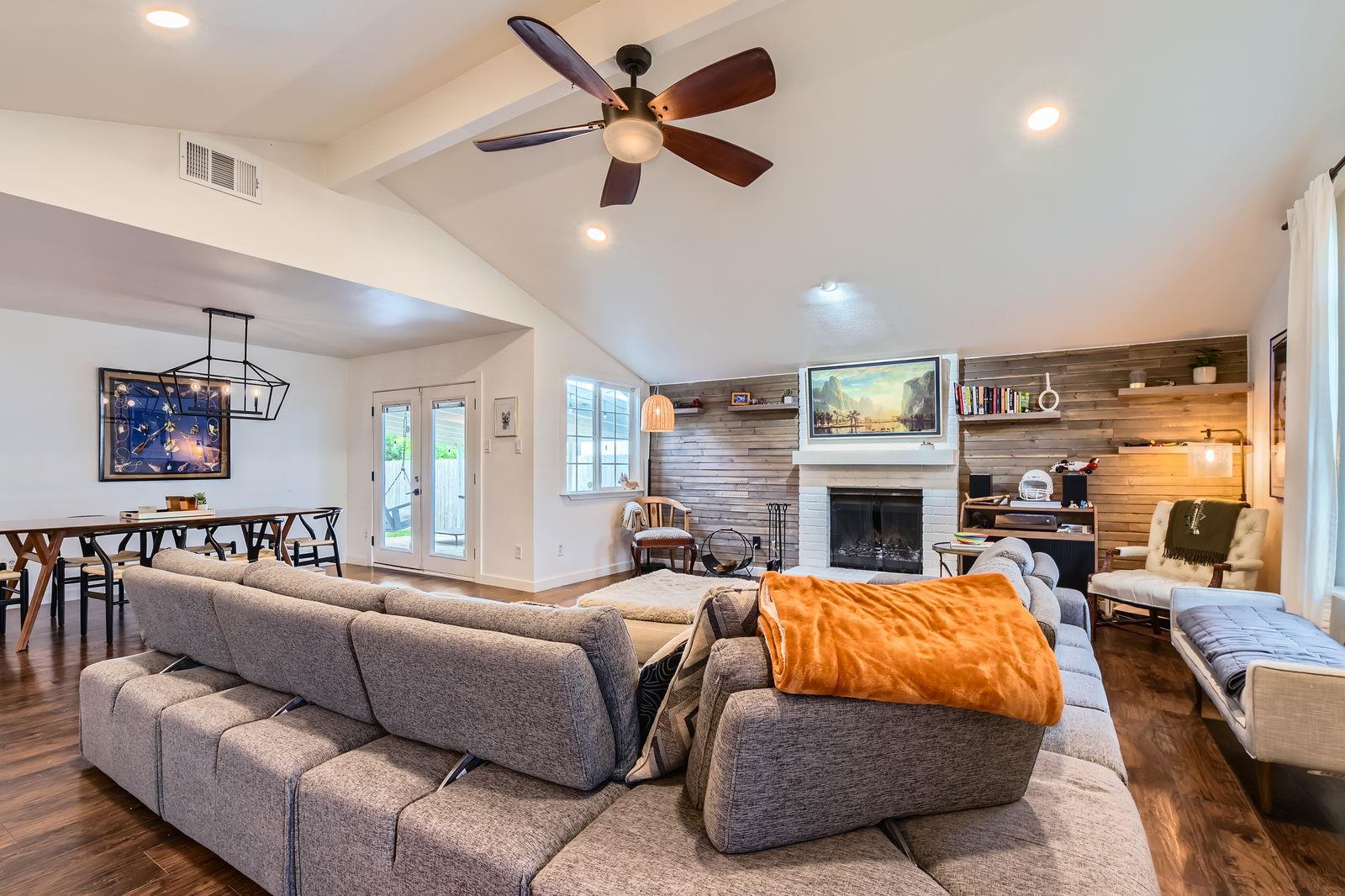 7905 Wycombe DR, Austin, TX 78749 photo 2
