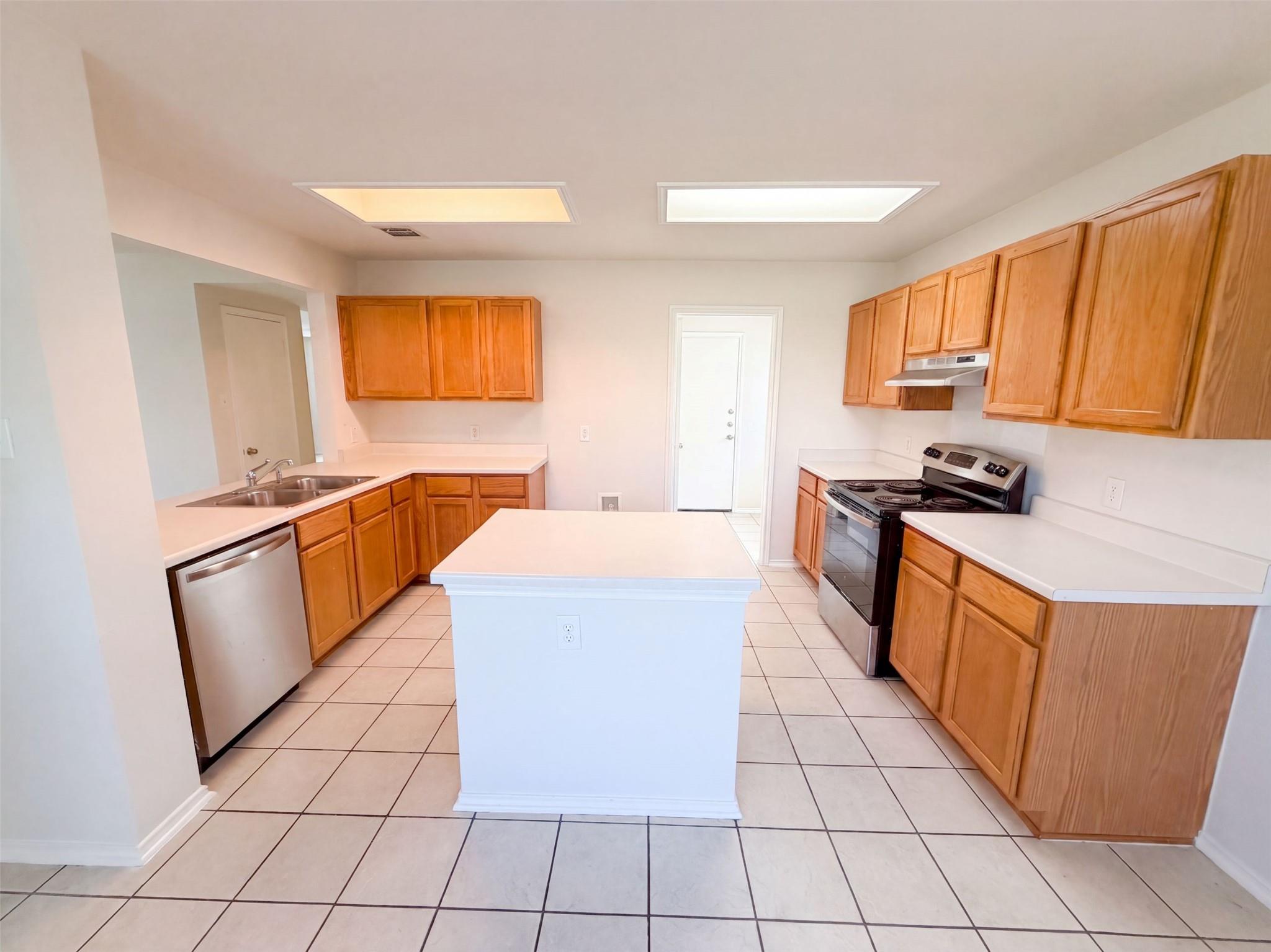 305 Edgewood CV, Leander, TX 78641 photo 2
